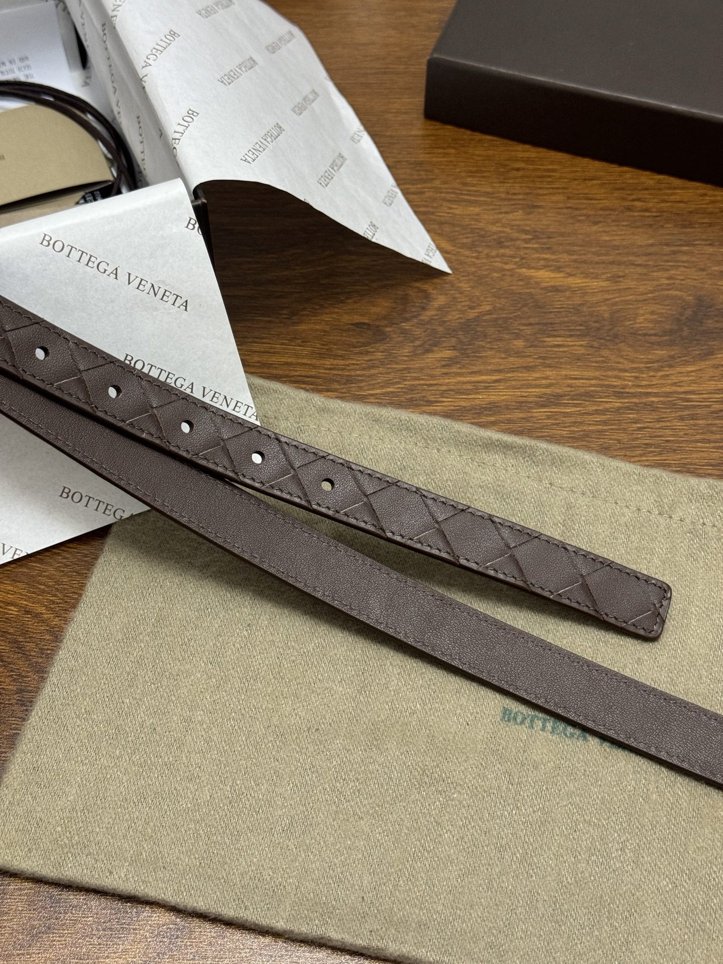 BOTTEGA VENETA 2.0cm 颜色：咖啡色Knot腰带手工编织新款牛皮经典之作每个细节都体现