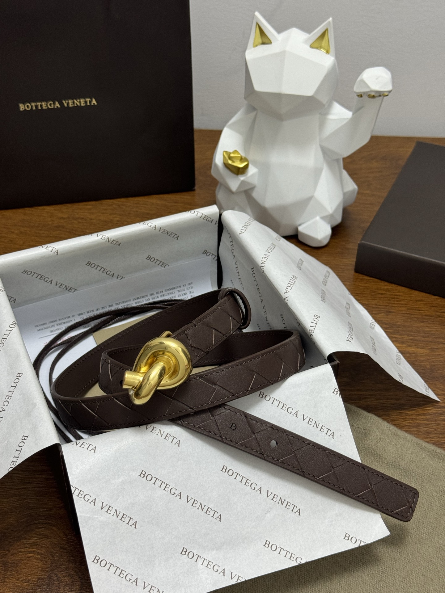 BOTTEGA VENETA 2.0cm 颜色：咖啡色Knot腰带手工编织新款牛皮经典之作每个细节都体现