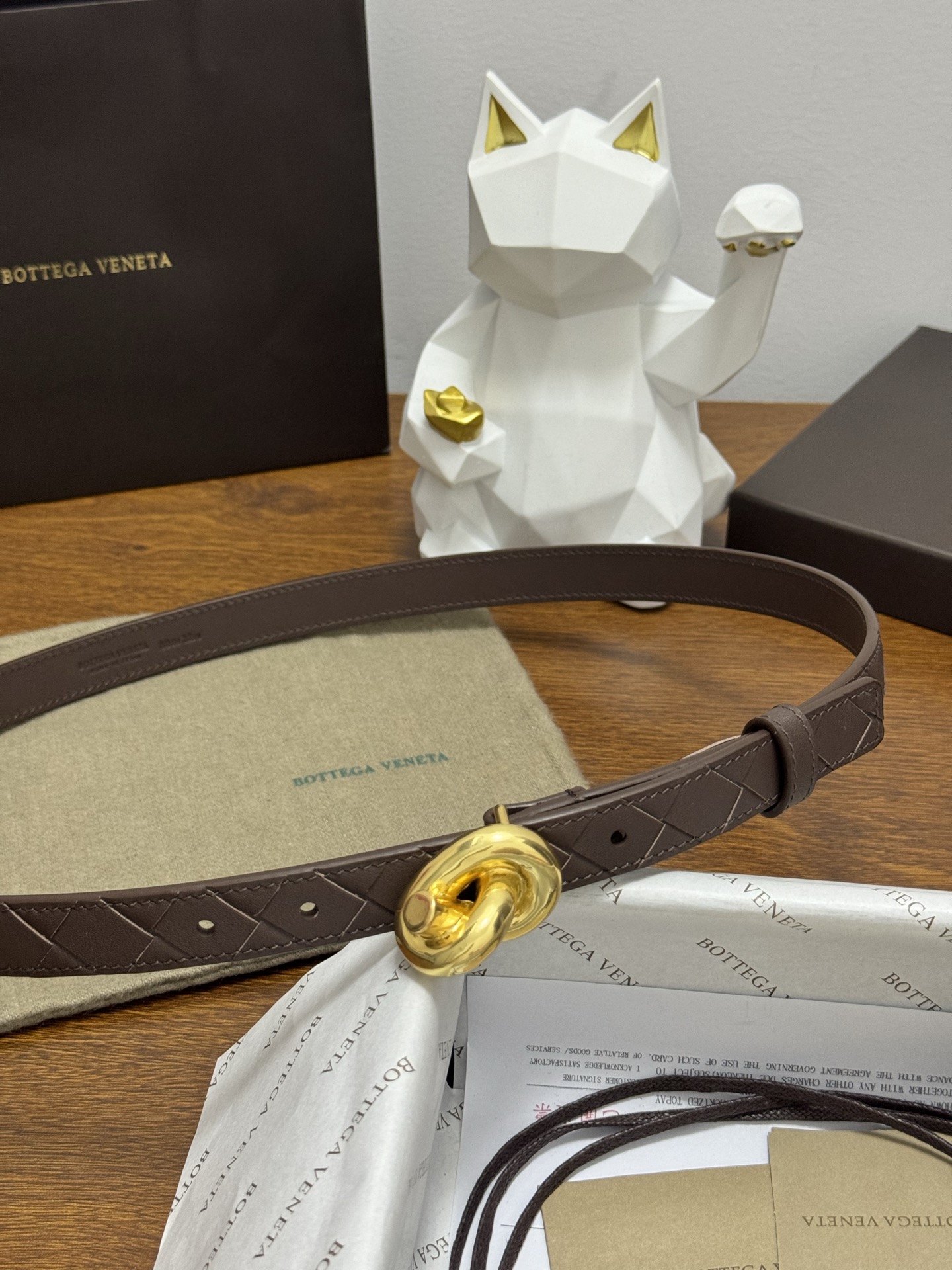 BOTTEGA VENETA 2.0cm 颜色：咖啡色Knot腰带手工编织新款牛皮经典之作每个细节都体现