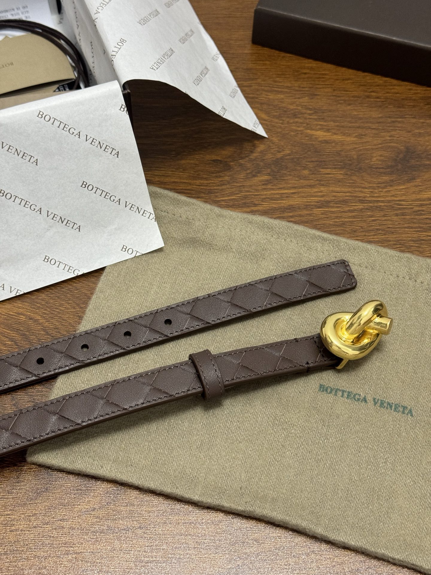 BOTTEGA VENETA 2.0cm 颜色：咖啡色Knot腰带手工编织新款牛皮经典之作每个细节都体现