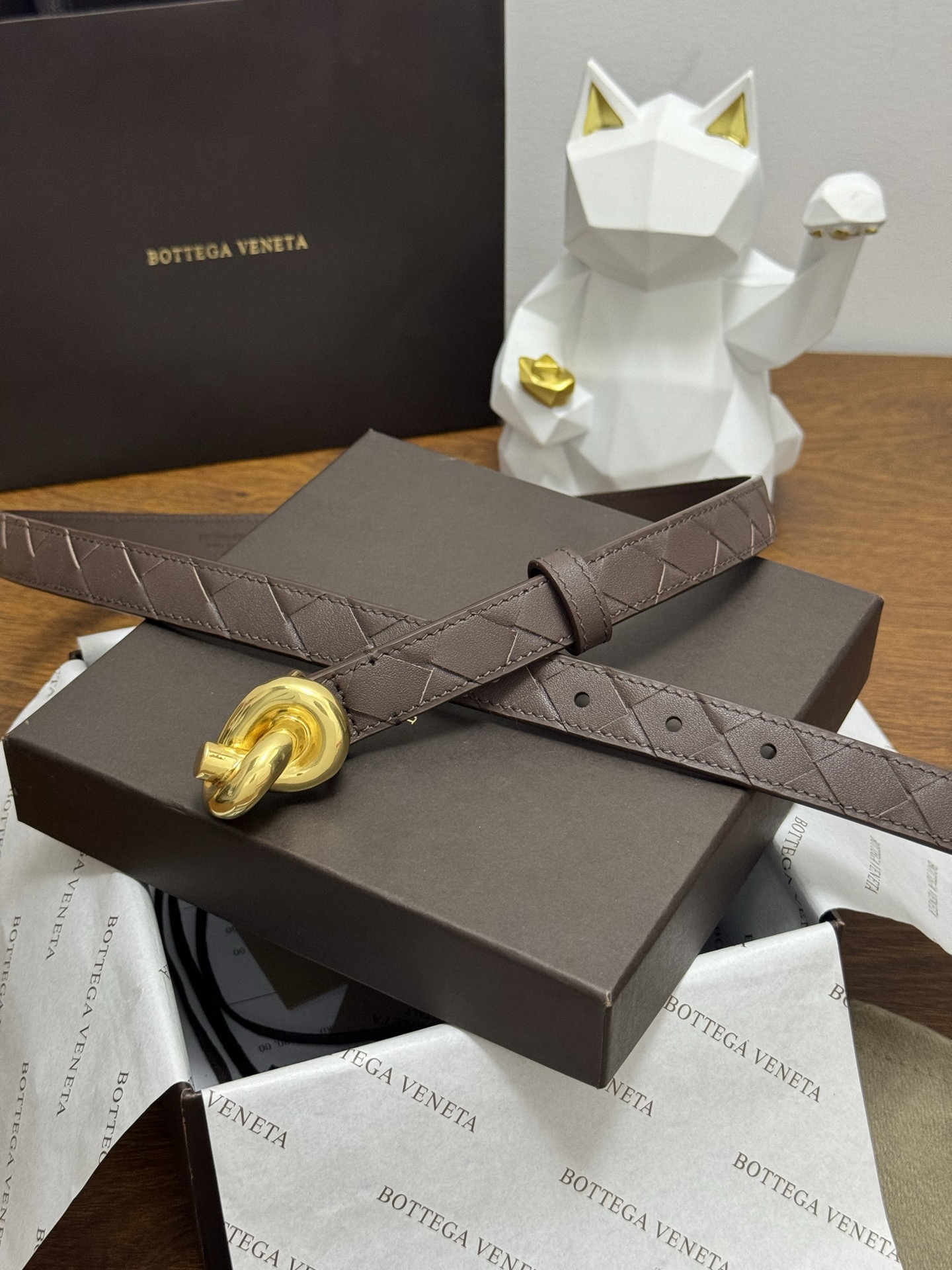 BOTTEGA VENETA 2.0cm 颜色：咖啡色Knot腰带手工编织新款牛皮经典之作每个细节都体现