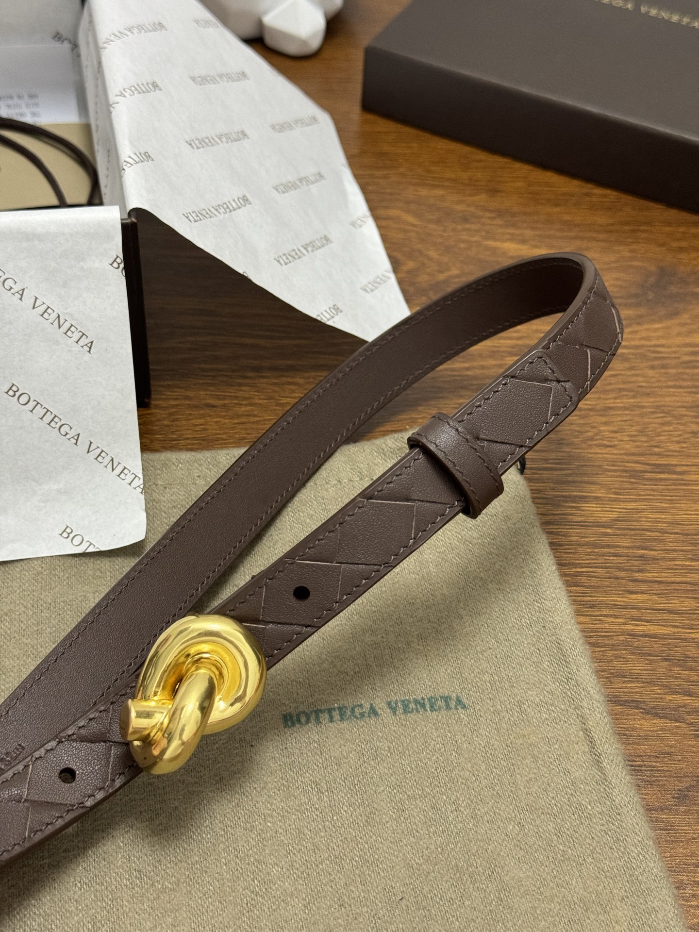 BOTTEGA VENETA 2.0cm 颜色：咖啡色Knot腰带手工编织新款牛皮经典之作每个细节都体现