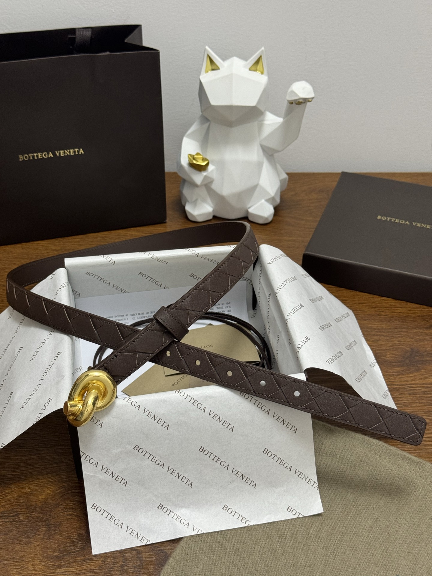 BOTTEGA VENETA 2.0cm 颜色：咖啡色Knot腰带手工编织新款牛皮经典之作每个细节都体现