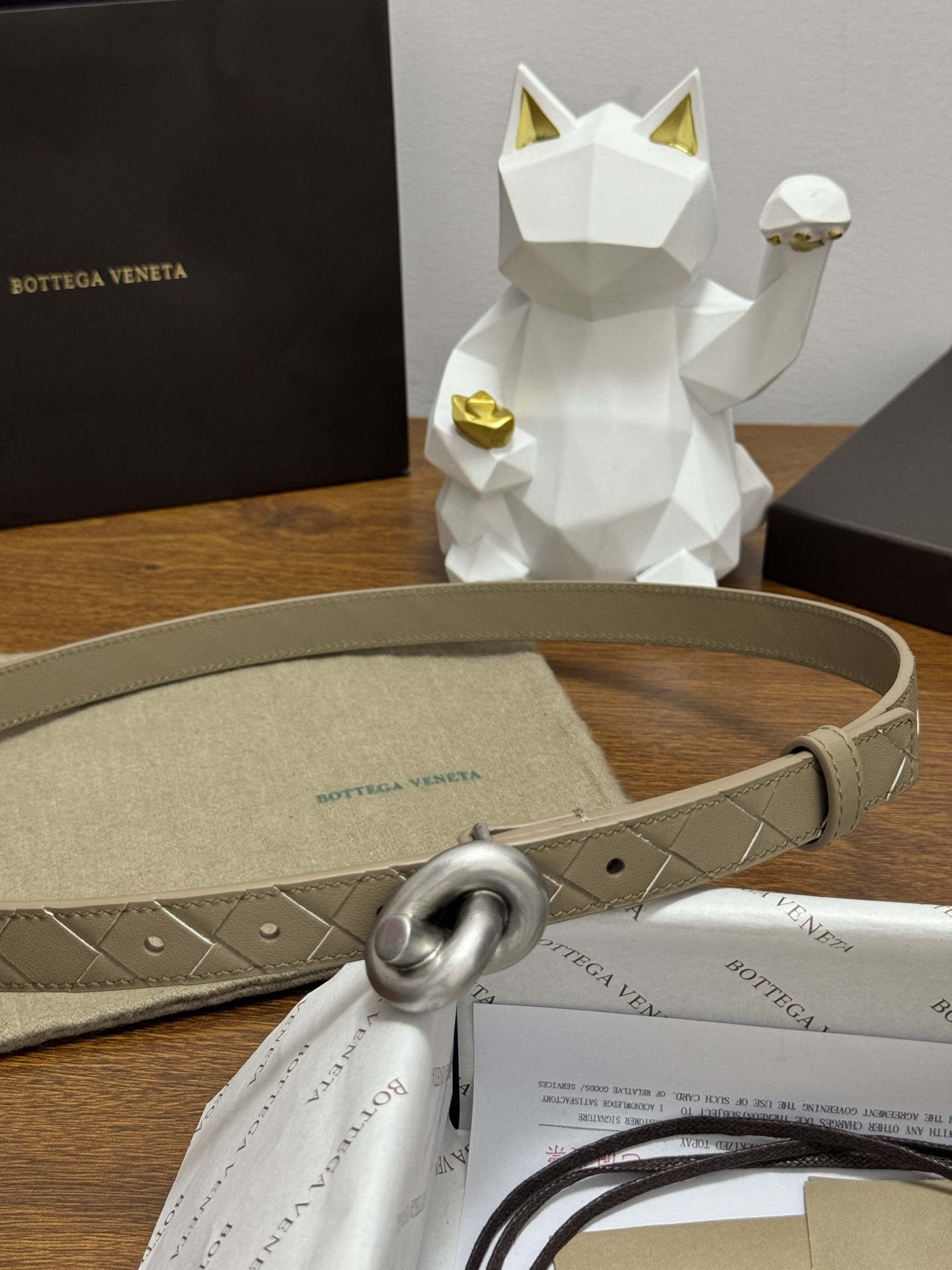 BOTTEGA VENETA 2.0cm 颜色：燕麦色Knot腰带手工编织新款牛皮经典之作每个细节都体现