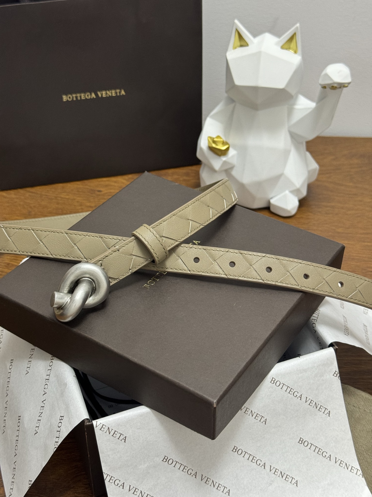 BOTTEGA VENETA 2.0cm 颜色：燕麦色Knot腰带手工编织新款牛皮经典之作每个细节都体现
