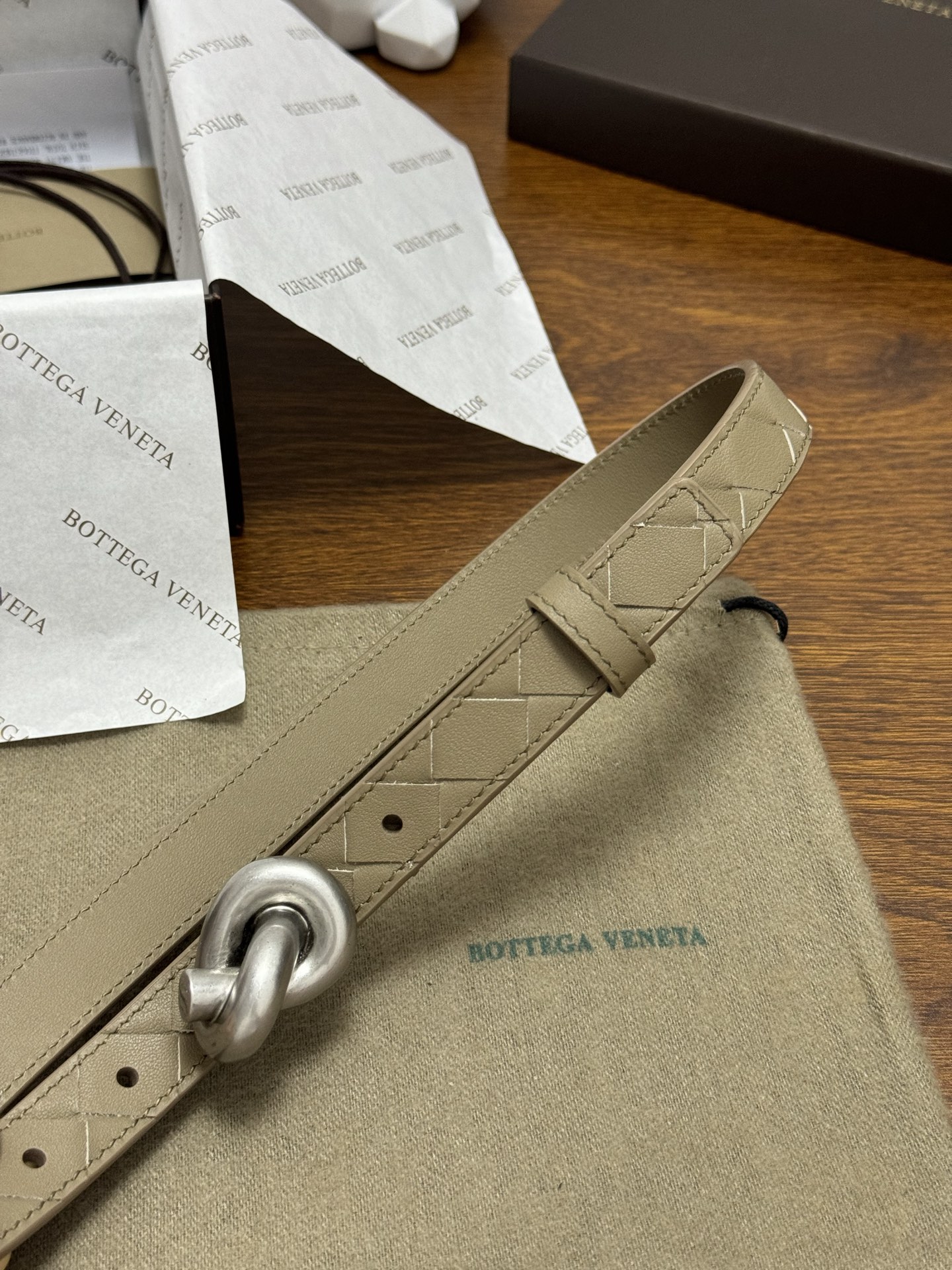 BOTTEGA VENETA 2.0cm 颜色：燕麦色Knot腰带手工编织新款牛皮经典之作每个细节都体现