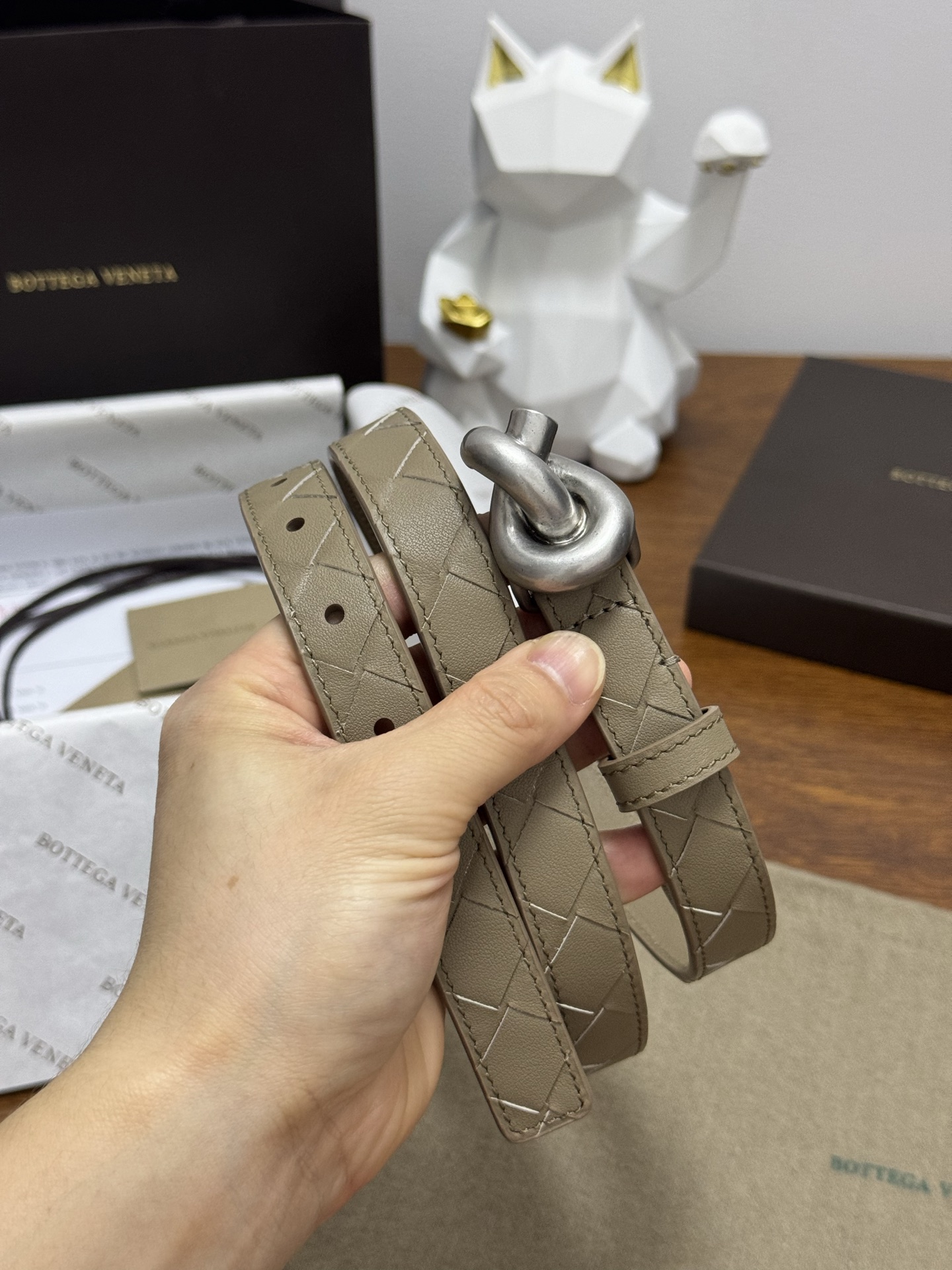 BOTTEGA VENETA 2.0cm 颜色：燕麦色Knot腰带手工编织新款牛皮经典之作每个细节都体现