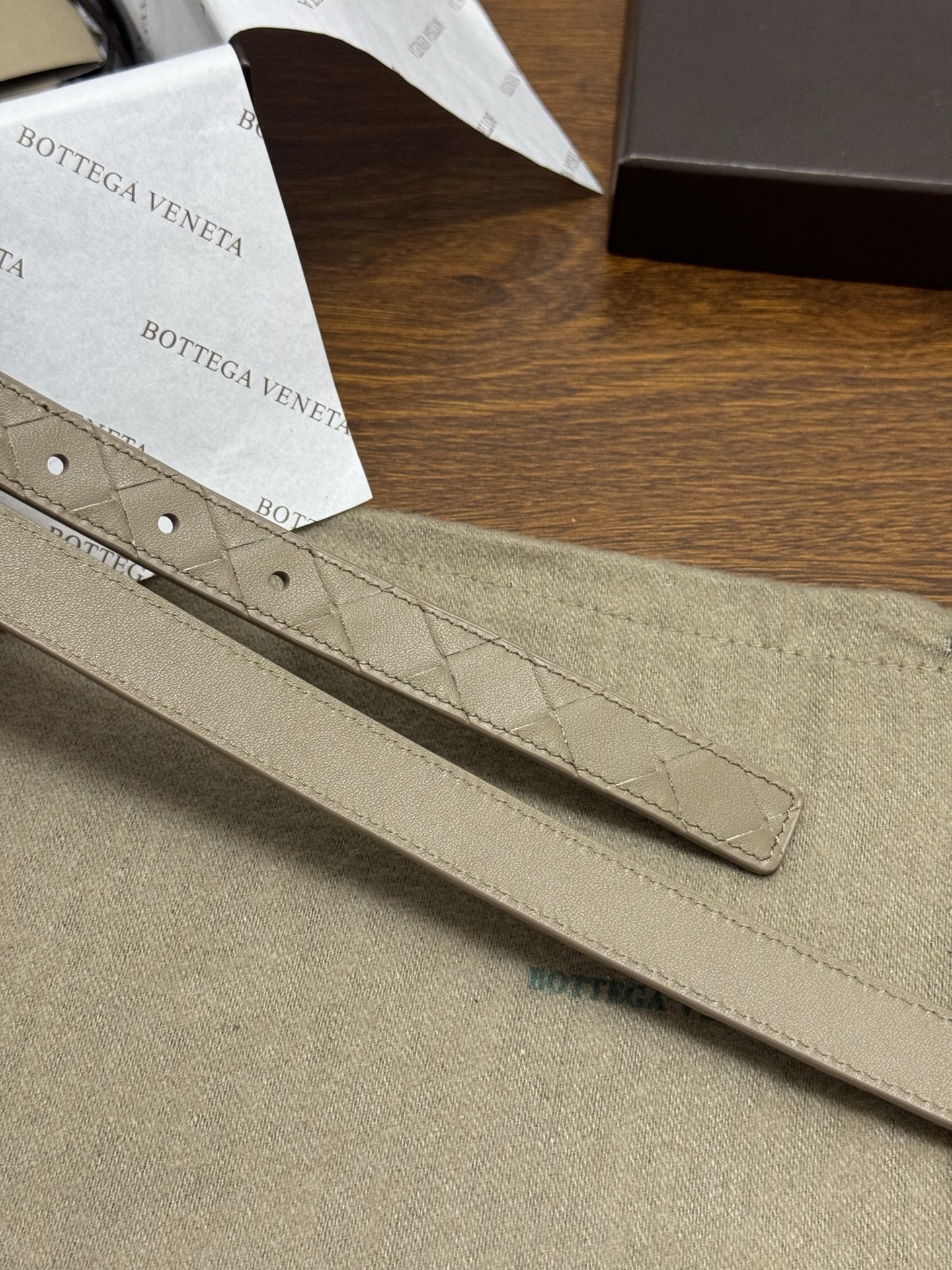 BOTTEGA VENETA 2.0cm 颜色：燕麦色Knot腰带手工编织新款牛皮经典之作每个细节都体现