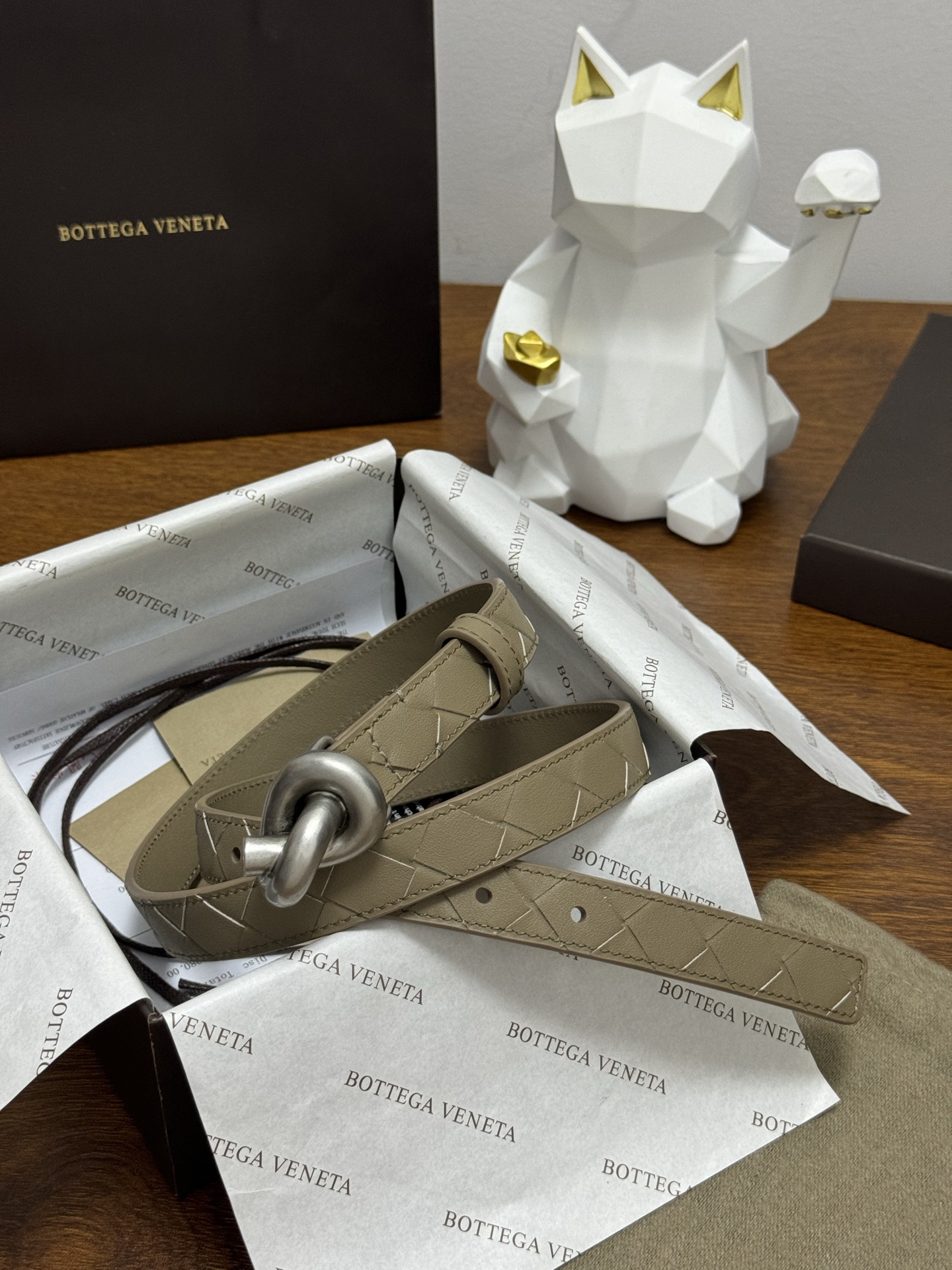 BOTTEGA VENETA 2.0cm 颜色：燕麦色Knot腰带手工编织新款牛皮经典之作每个细节都体现