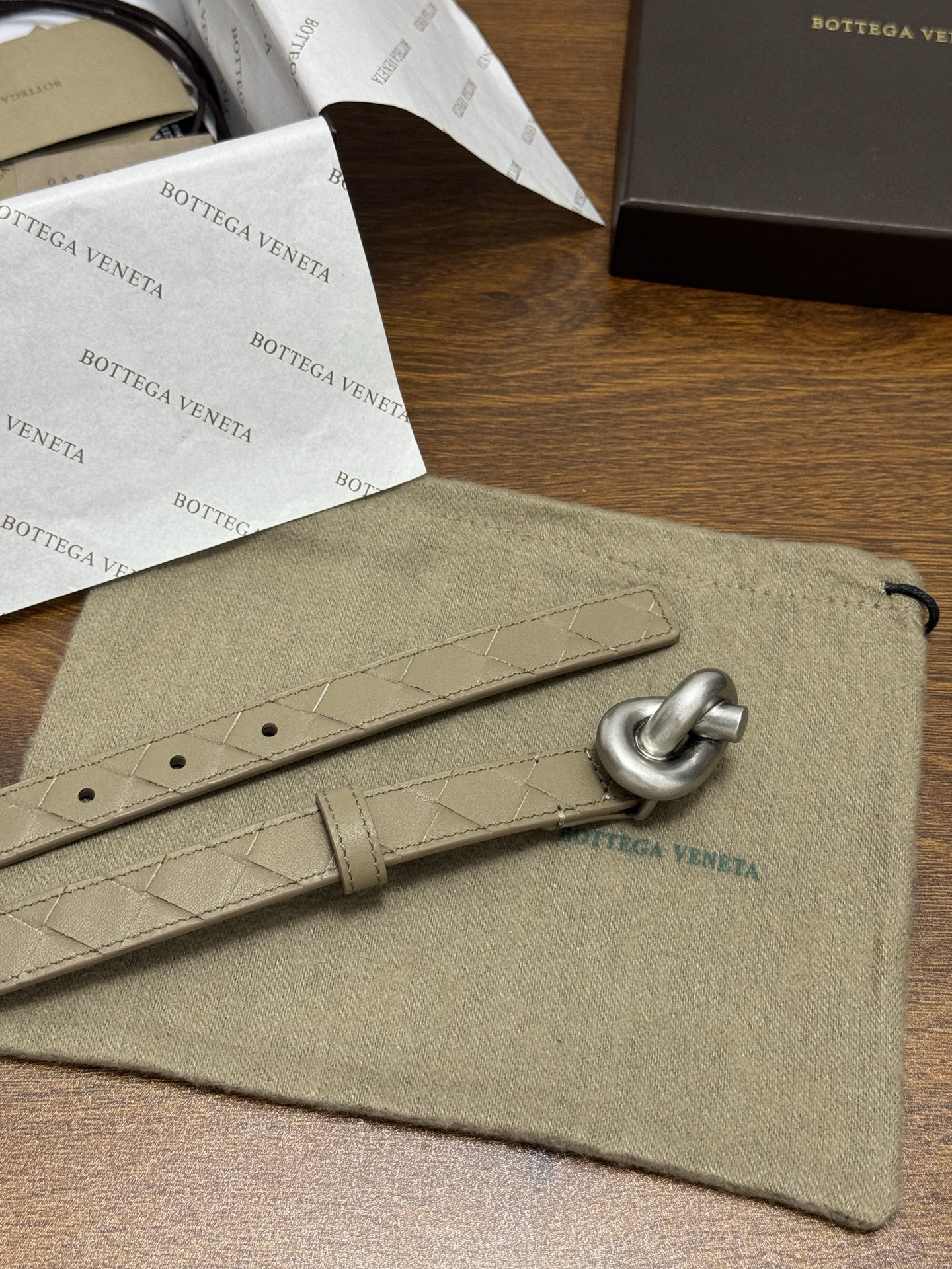 BOTTEGA VENETA 2.0cm 颜色：燕麦色Knot腰带手工编织新款牛皮经典之作每个细节都体现