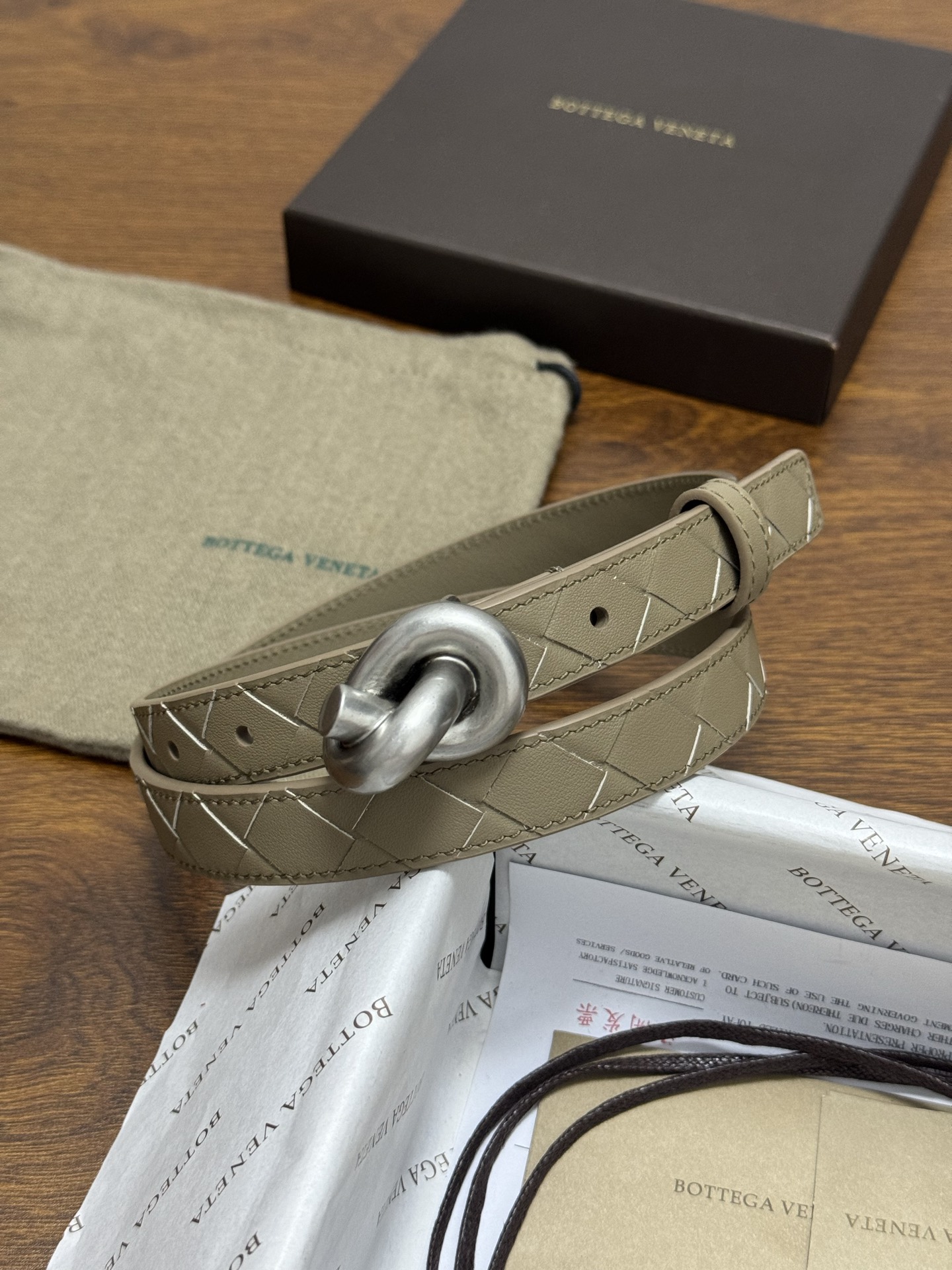 BOTTEGA VENETA 2.0cm 颜色：燕麦色Knot腰带手工编织新款牛皮经典之作每个细节都体现