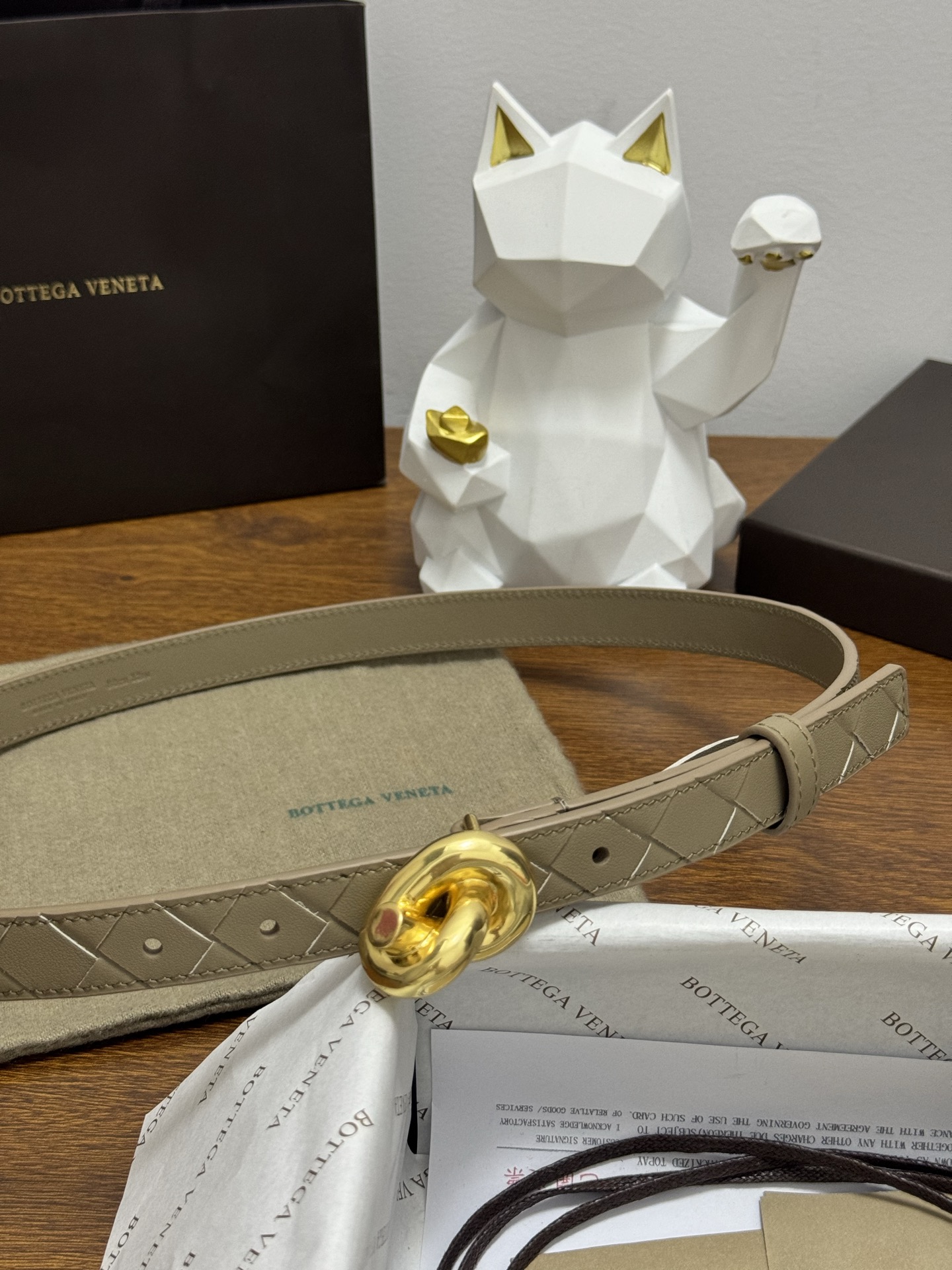 BOTTEGA VENETA 2.0cm 颜色：燕麦色Knot腰带手工编织新款牛皮经典之作每个细节都体现