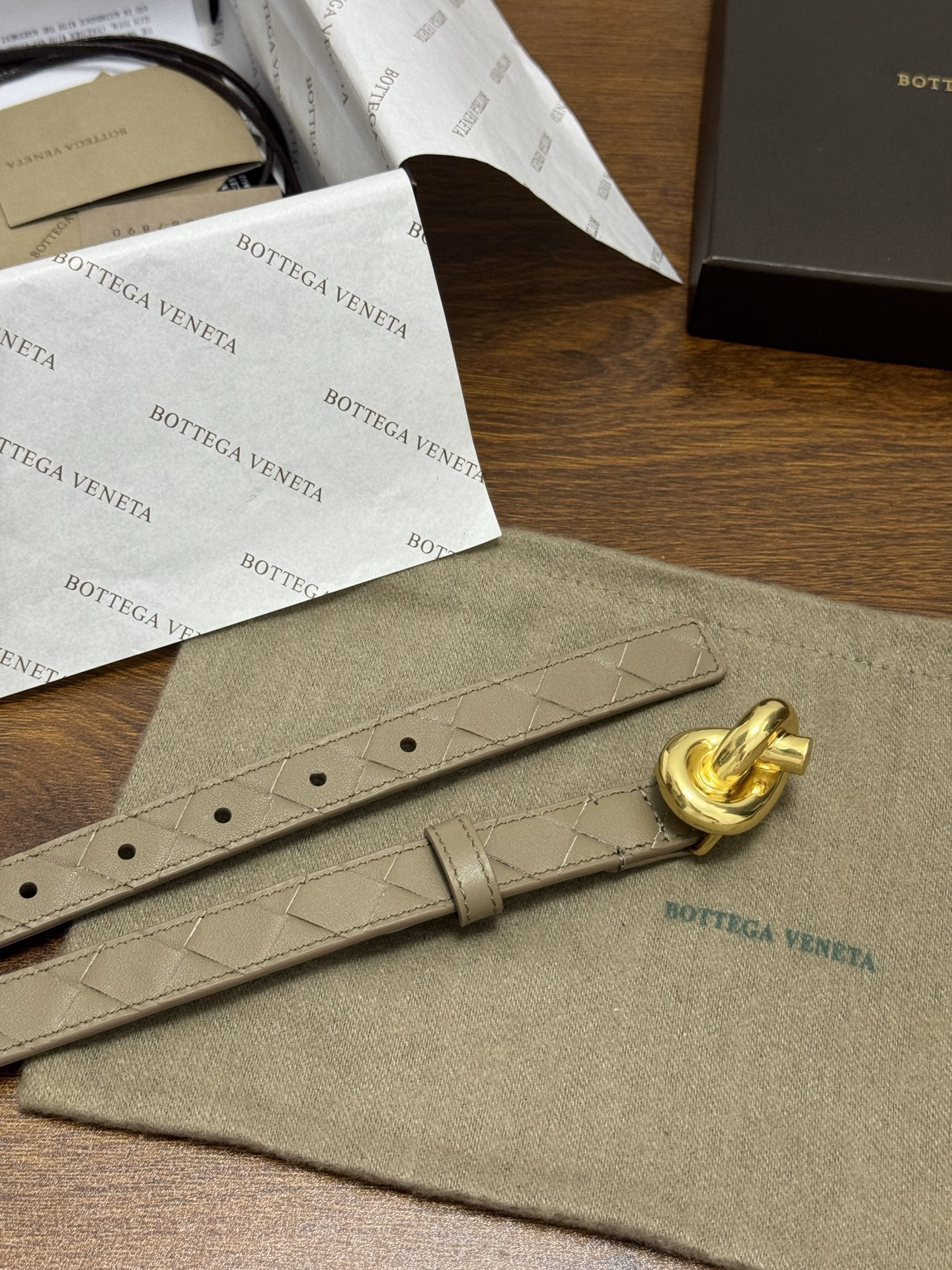 BOTTEGA VENETA 2.0cm 颜色：燕麦色Knot腰带手工编织新款牛皮经典之作每个细节都体现