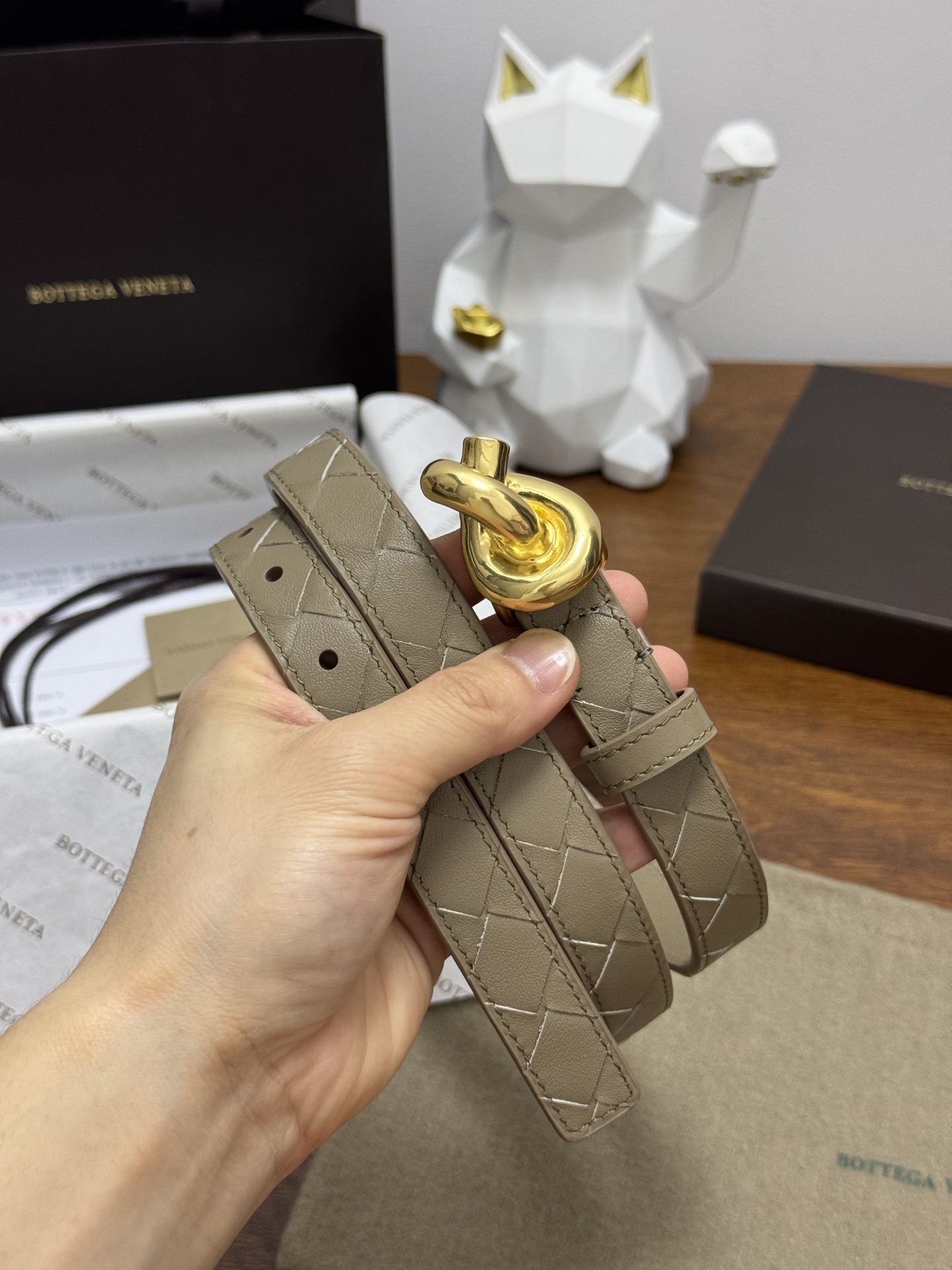 BOTTEGA VENETA 2.0cm 颜色：燕麦色Knot腰带手工编织新款牛皮经典之作每个细节都体现