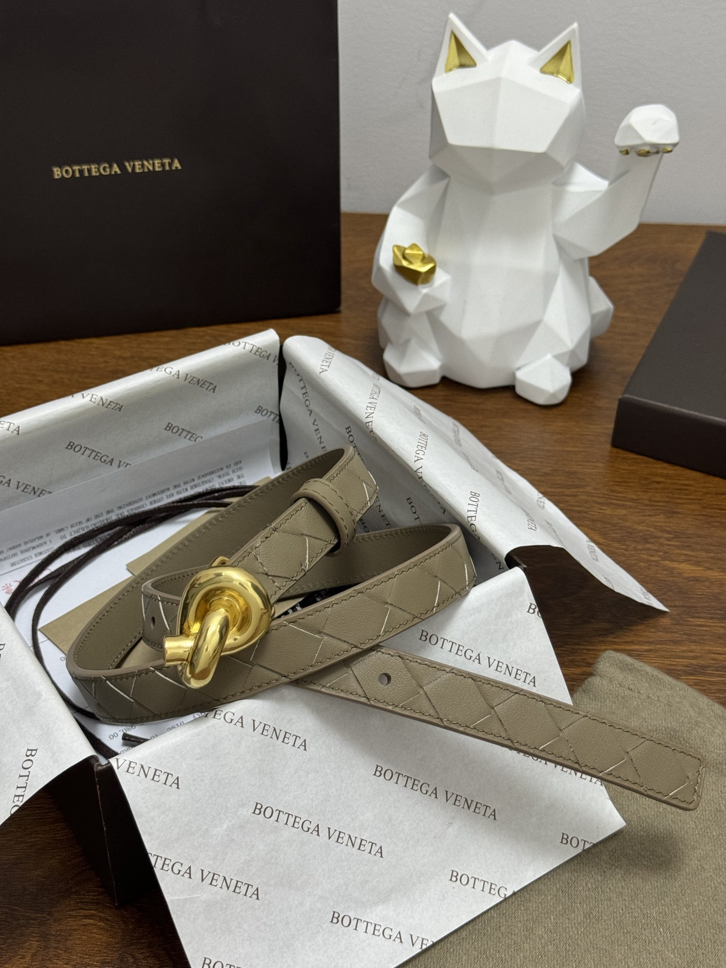 BOTTEGA VENETA 2.0cm 颜色：燕麦色Knot腰带手工编织新款牛皮经典之作每个细节都体现