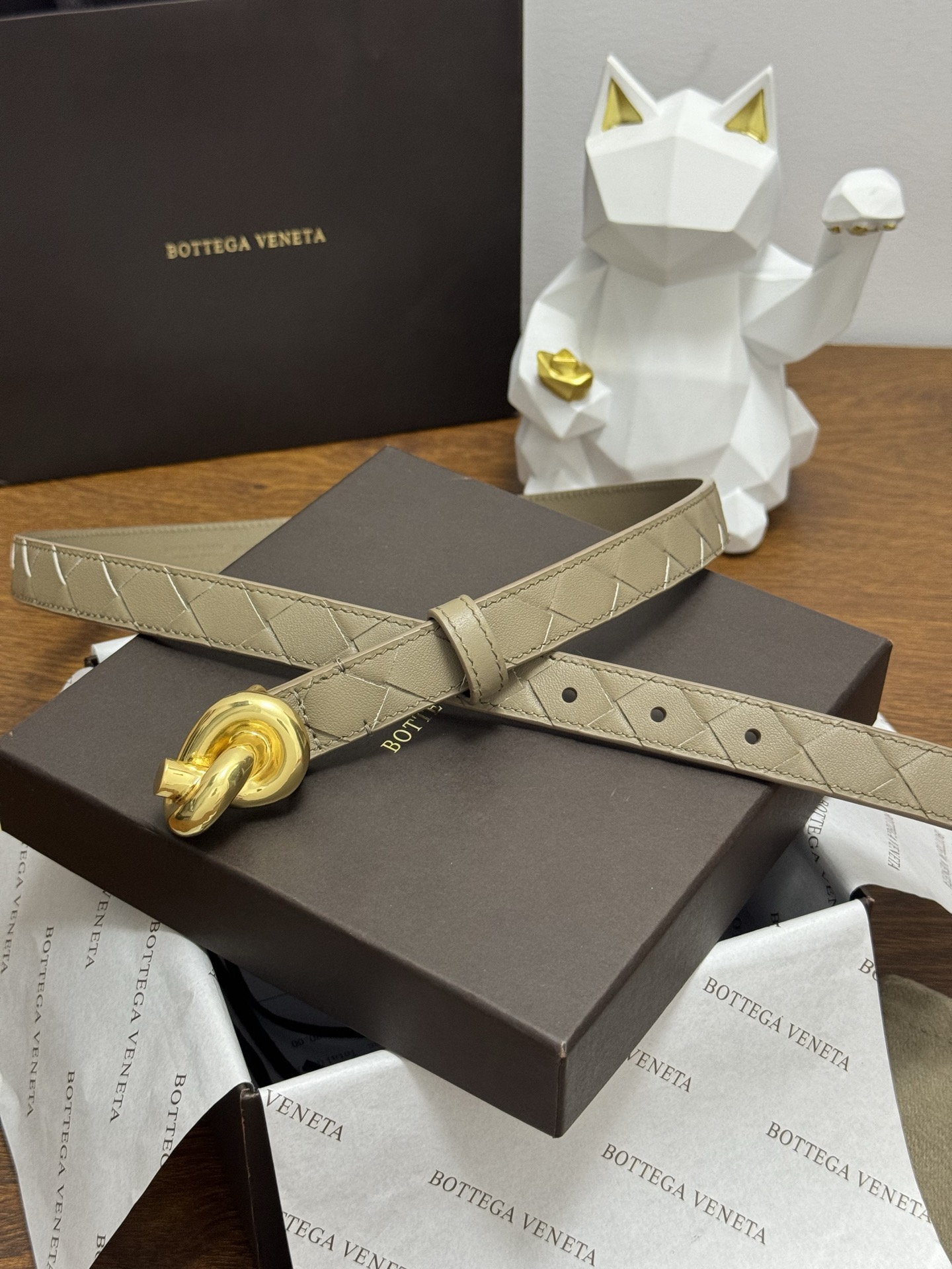 BOTTEGA VENETA 2.0cm 颜色：燕麦色Knot腰带手工编织新款牛皮经典之作每个细节都体现