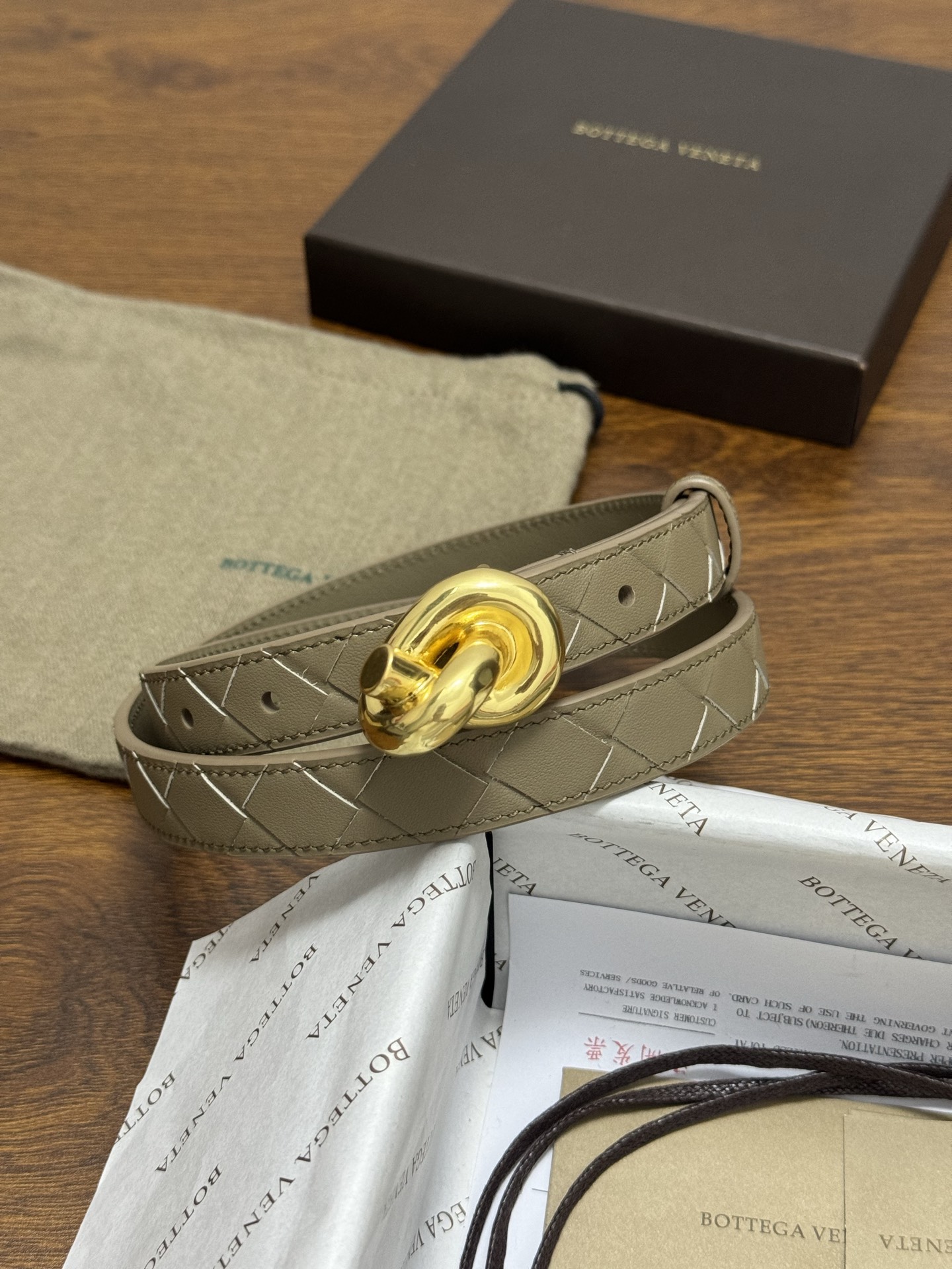 BOTTEGA VENETA 2.0cm 颜色：燕麦色Knot腰带手工编织新款牛皮经典之作每个细节都体现