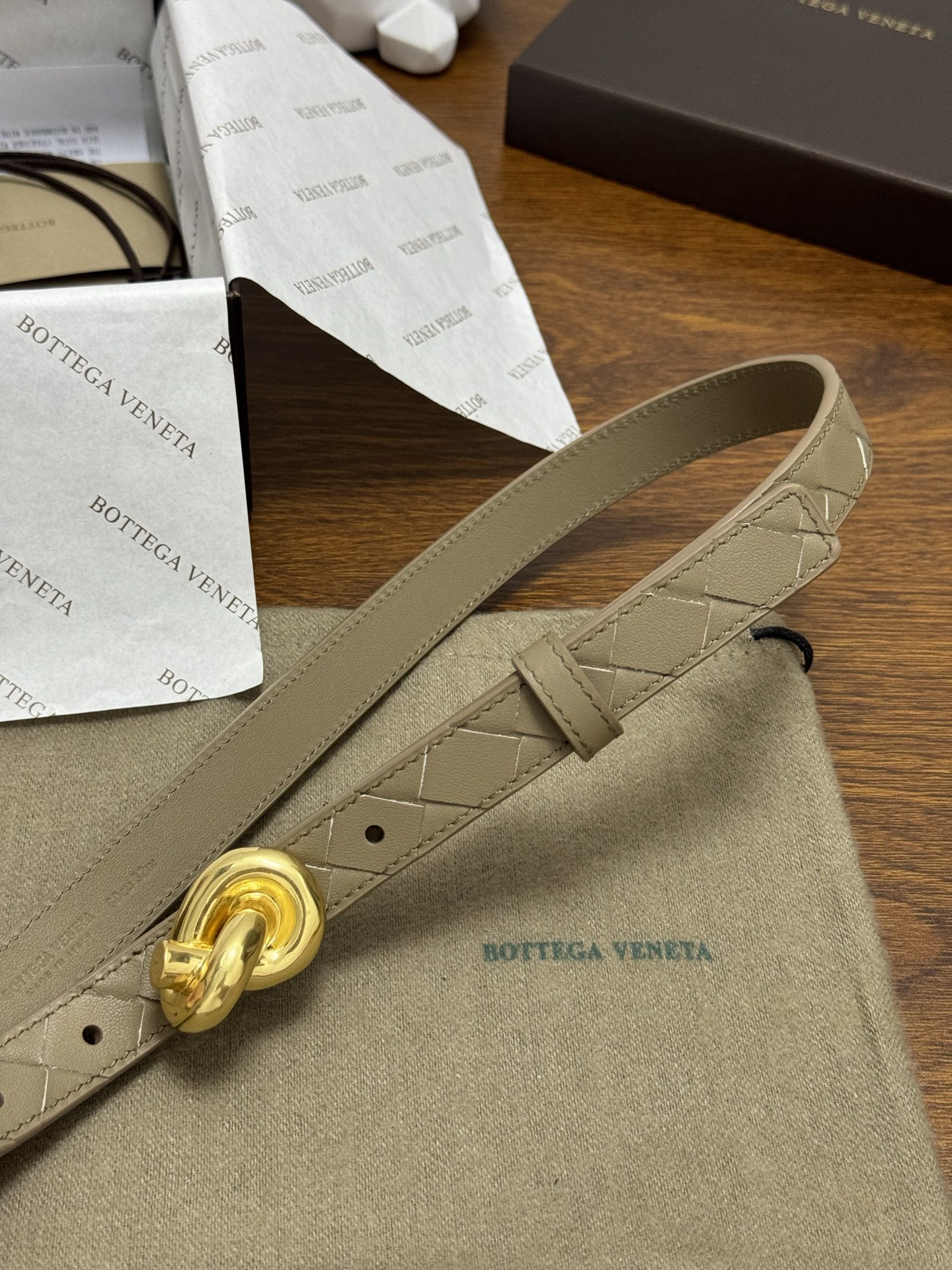 BOTTEGA VENETA 2.0cm 颜色：燕麦色Knot腰带手工编织新款牛皮经典之作每个细节都体现