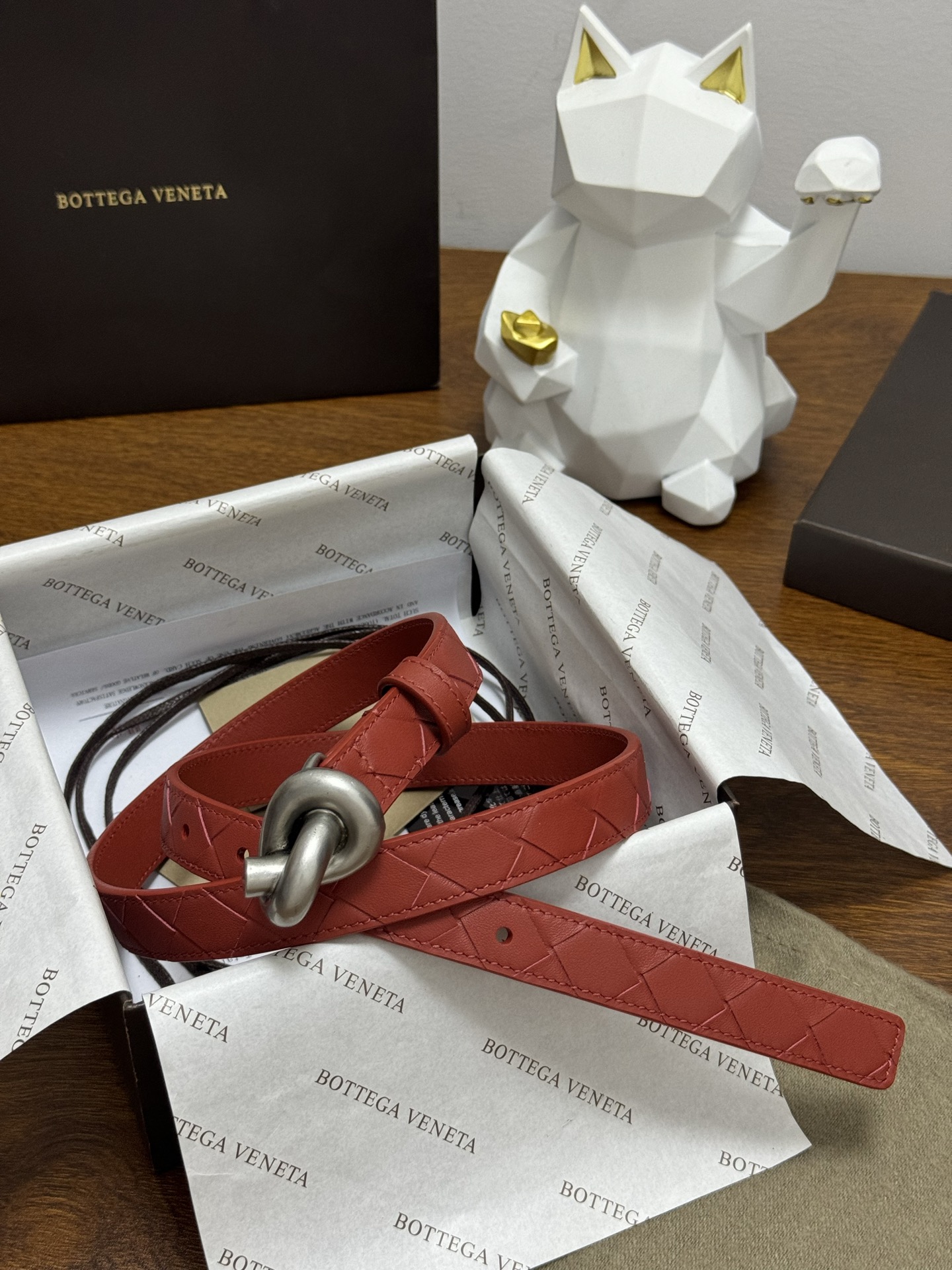 BOTTEGA VENETA 2.0cm 颜色：砖红色Knot腰带手工编织新款牛皮经典之作每个细节都体现