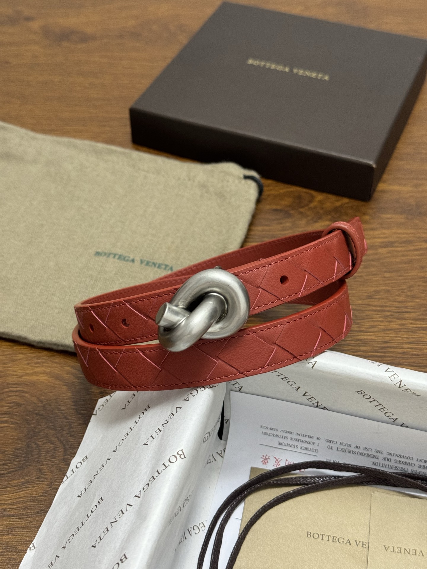 BOTTEGA VENETA 2.0cm 颜色：砖红色Knot腰带手工编织新款牛皮经典之作每个细节都体现