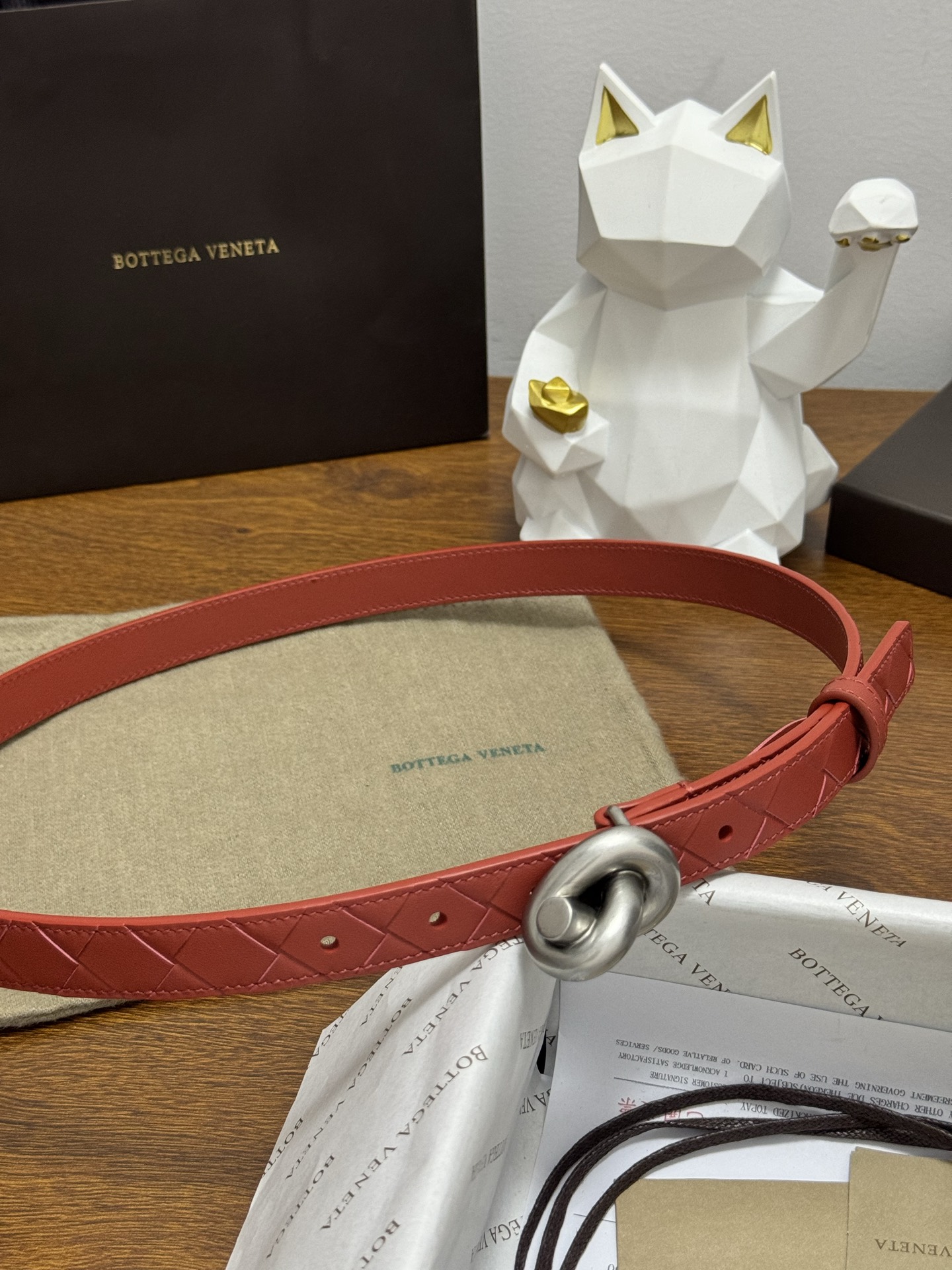 BOTTEGA VENETA 2.0cm 颜色：砖红色Knot腰带手工编织新款牛皮经典之作每个细节都体现