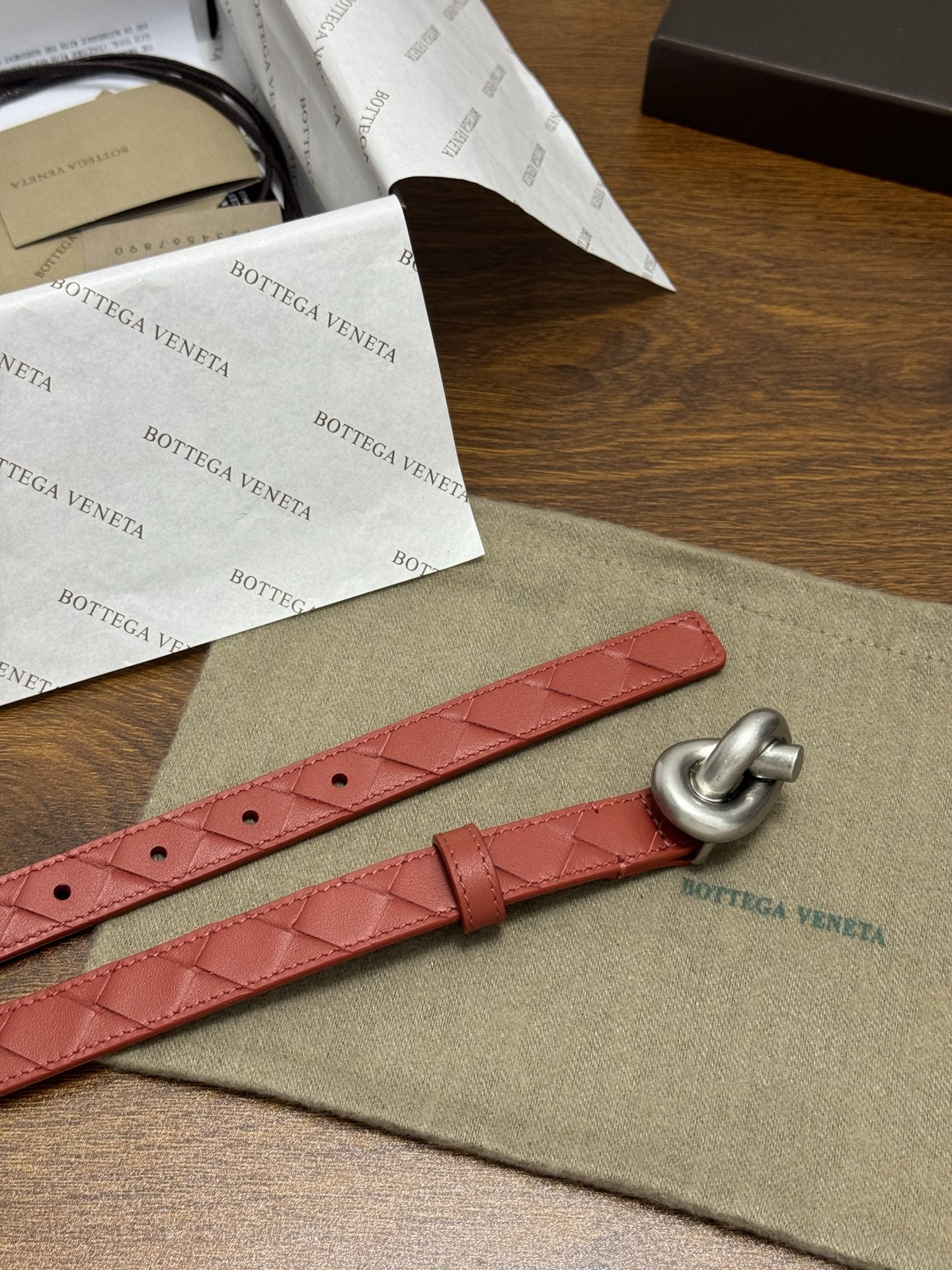 BOTTEGA VENETA 2.0cm 颜色：砖红色Knot腰带手工编织新款牛皮经典之作每个细节都体现