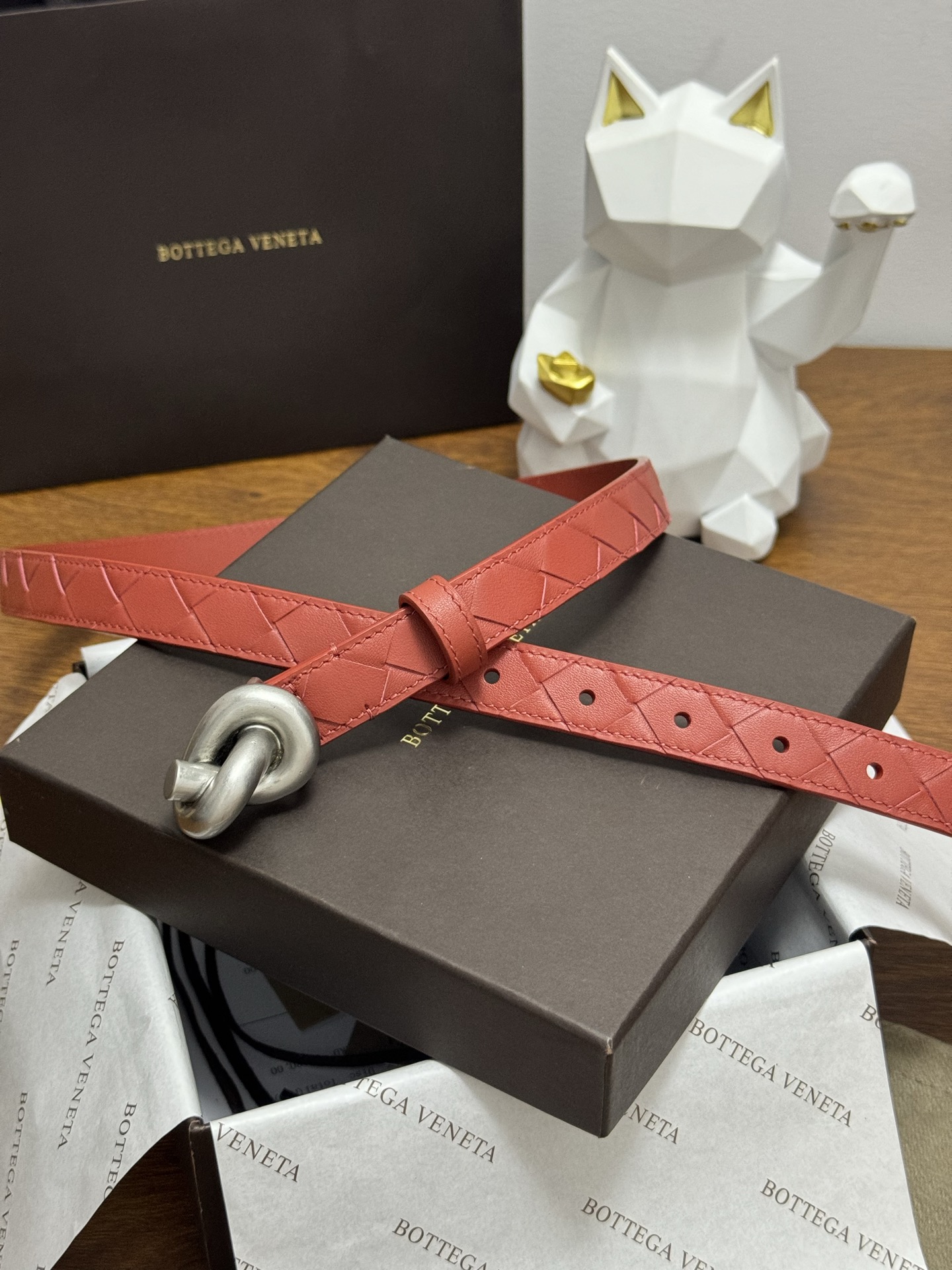 BOTTEGA VENETA 2.0cm 颜色：砖红色Knot腰带手工编织新款牛皮经典之作每个细节都体现