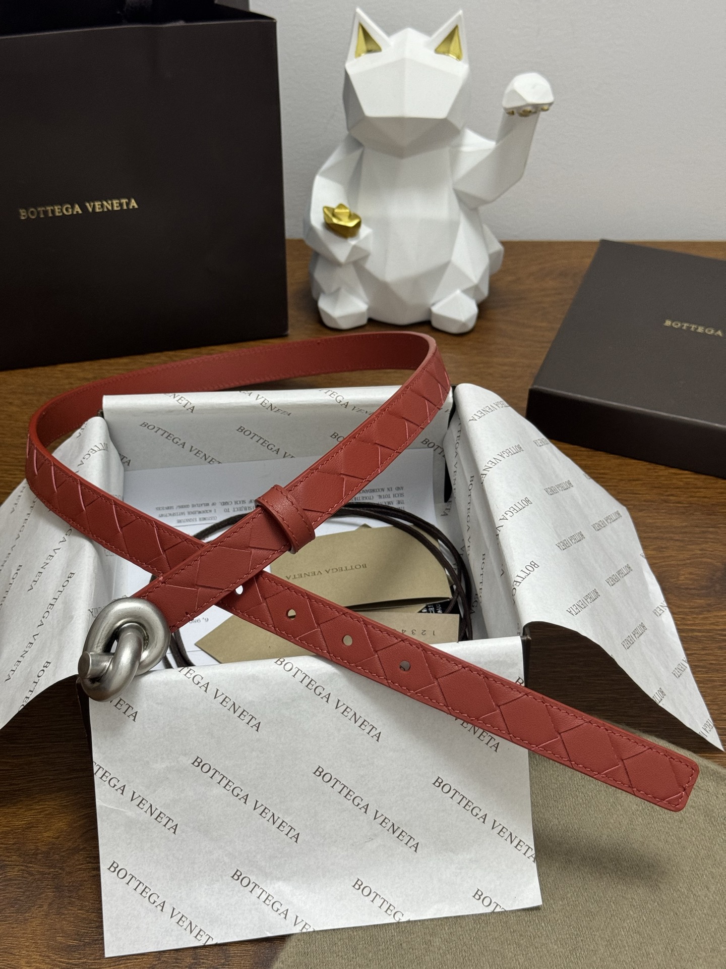 BOTTEGA VENETA 2.0cm 颜色：砖红色Knot腰带手工编织新款牛皮经典之作每个细节都体现