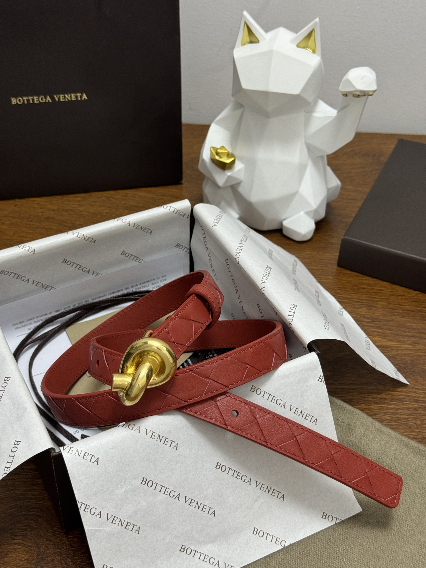 BOTTEGA VENETA 2.0cm 颜色：砖红色Knot腰带手工编织新款牛皮经典之作每个细节都体现