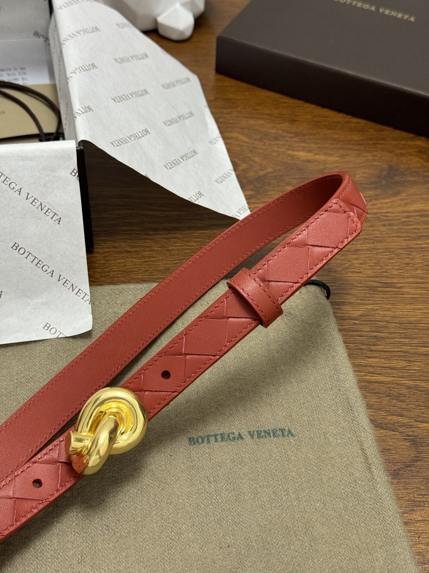 BOTTEGA VENETA 2.0cm 颜色：砖红色Knot腰带手工编织新款牛皮经典之作每个细节都体现