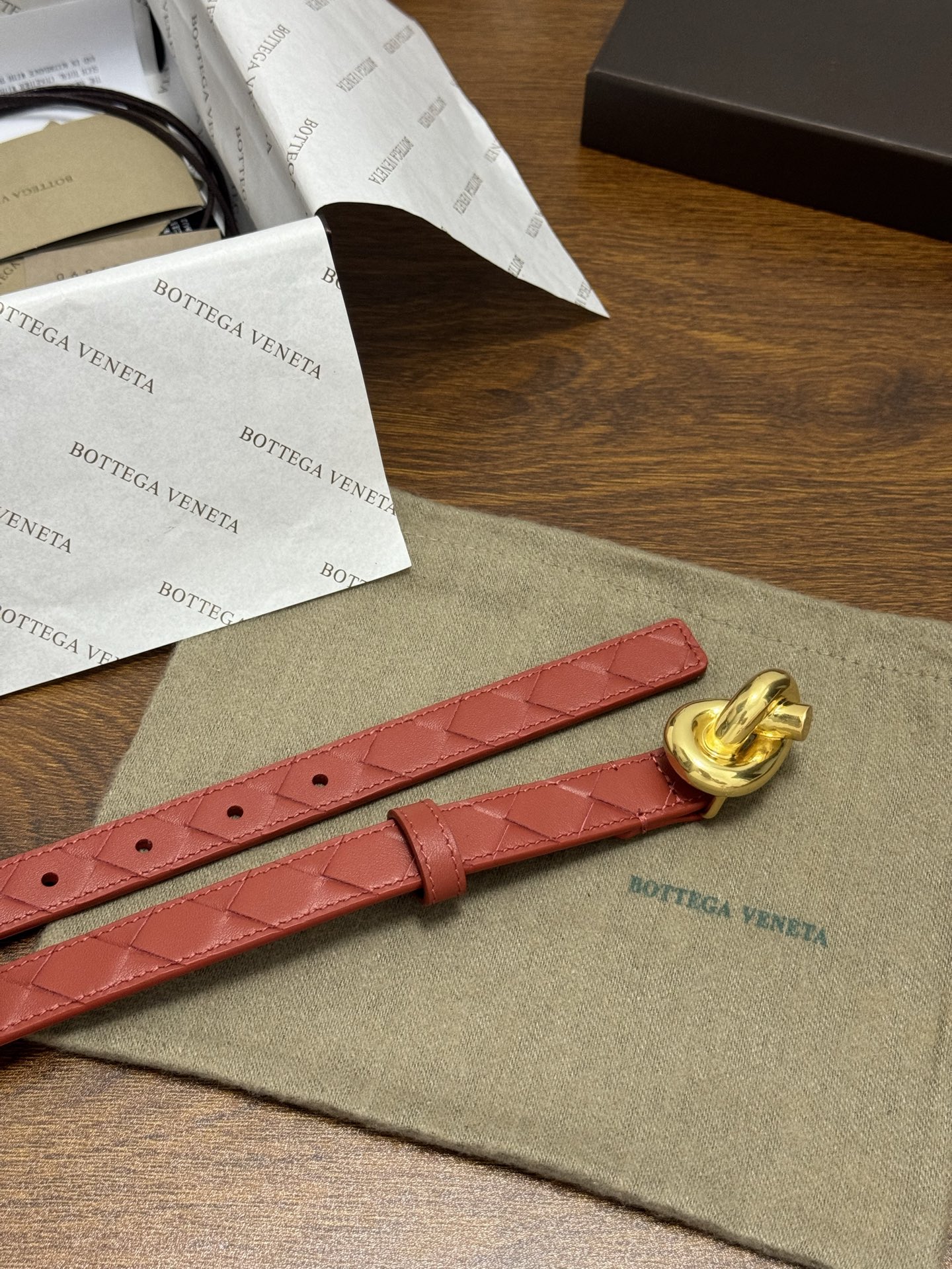 BOTTEGA VENETA 2.0cm 颜色：砖红色Knot腰带手工编织新款牛皮经典之作每个细节都体现