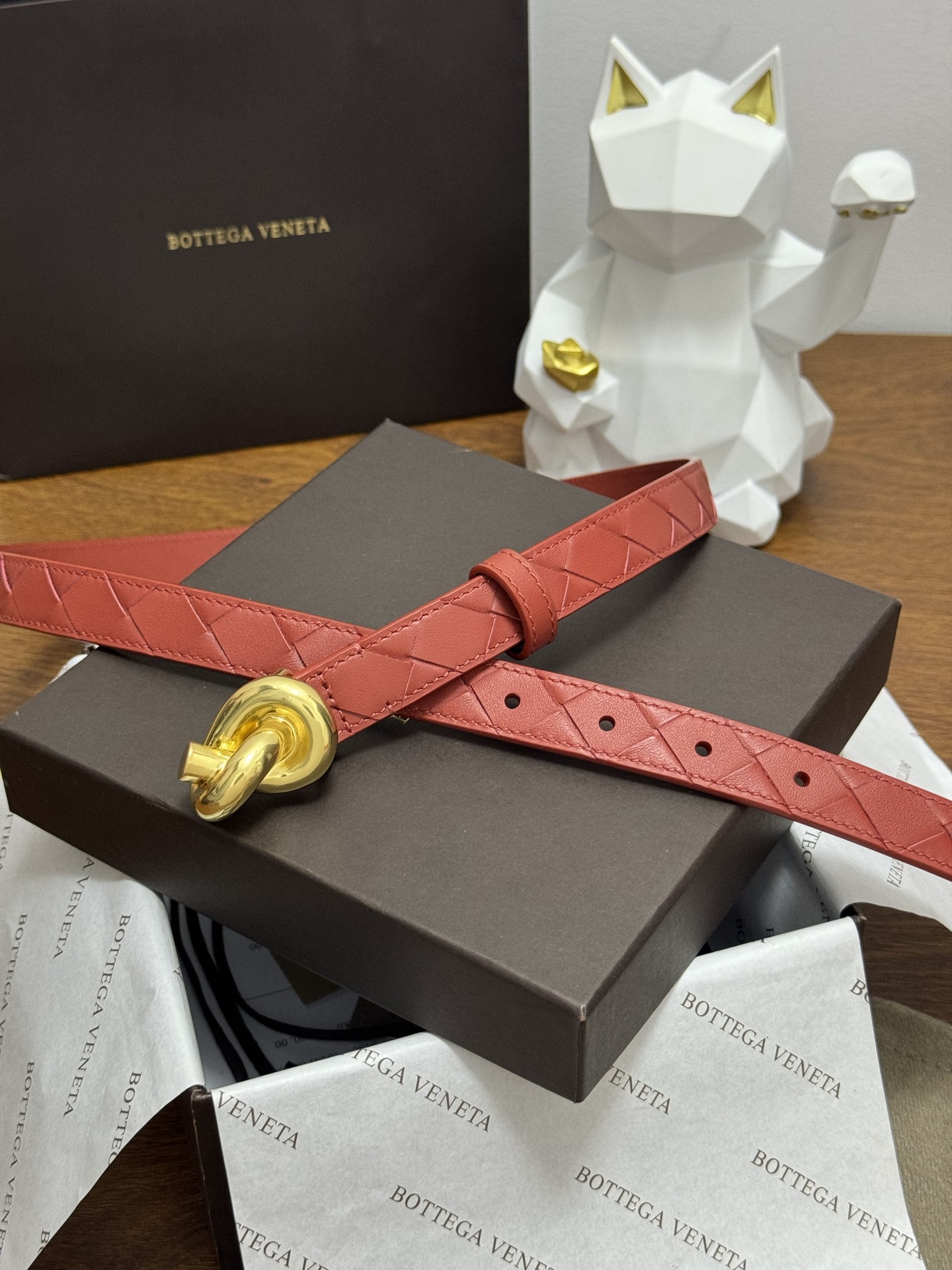 BOTTEGA VENETA 2.0cm 颜色：砖红色Knot腰带手工编织新款牛皮经典之作每个细节都体现
