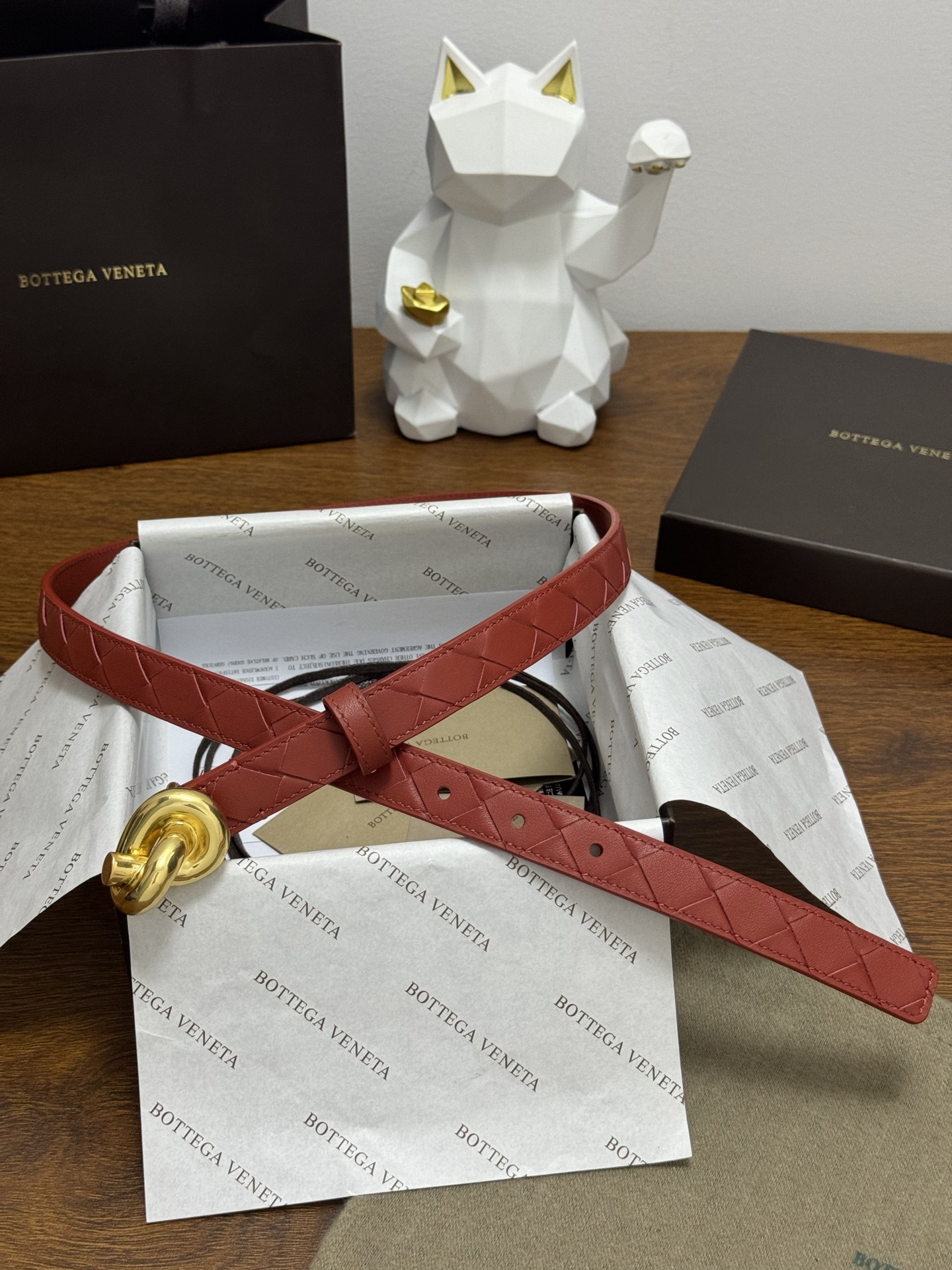 BOTTEGA VENETA 2.0cm 颜色：砖红色Knot腰带手工编织新款牛皮经典之作每个细节都体现