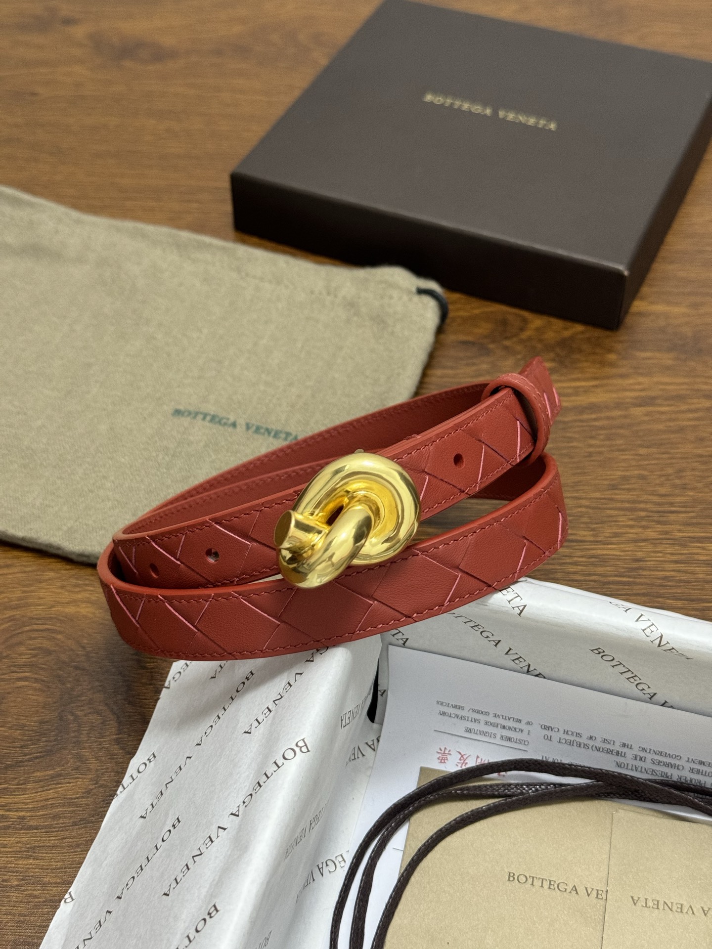 BOTTEGA VENETA 2.0cm 颜色：砖红色Knot腰带手工编织新款牛皮经典之作每个细节都体现