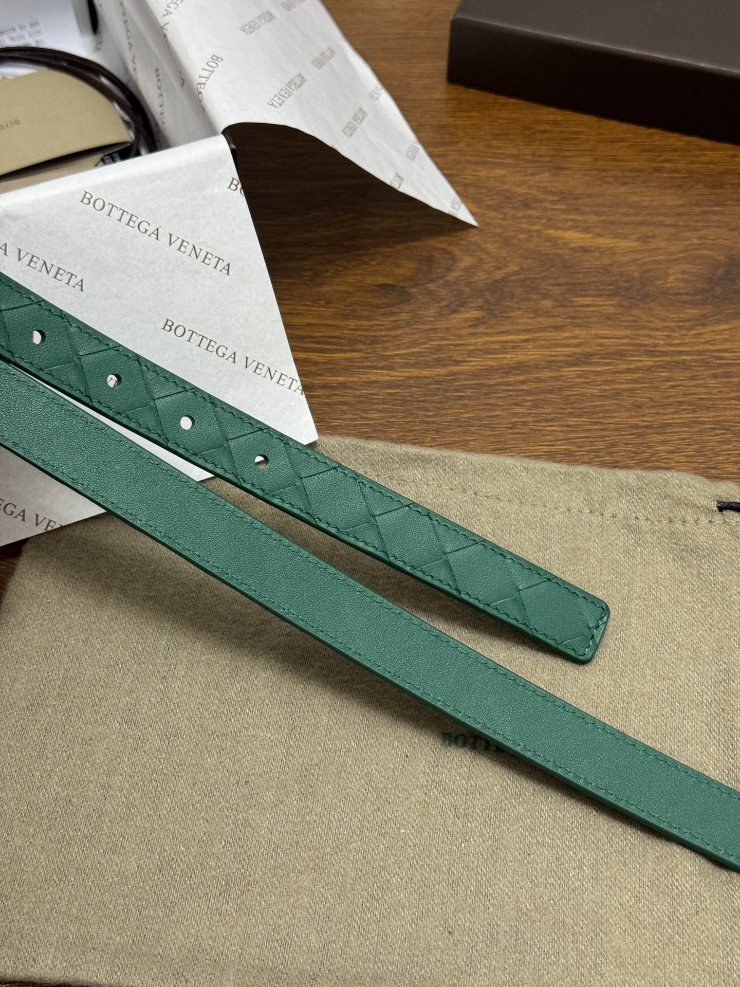 BOTTEGA VENETA 2.0cm 颜色：祖母绿Knot腰带手工编织新款牛皮经典之作每个细节都体现