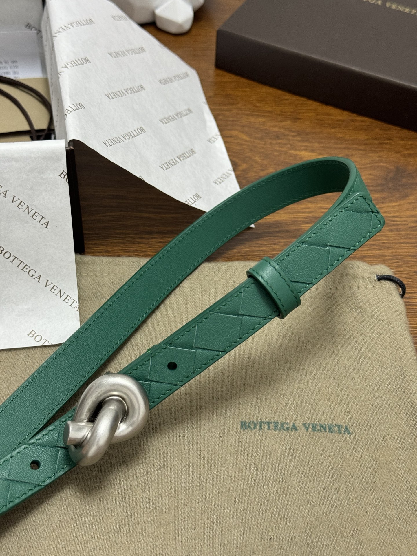 BOTTEGA VENETA 2.0cm 颜色：祖母绿Knot腰带手工编织新款牛皮经典之作每个细节都体现