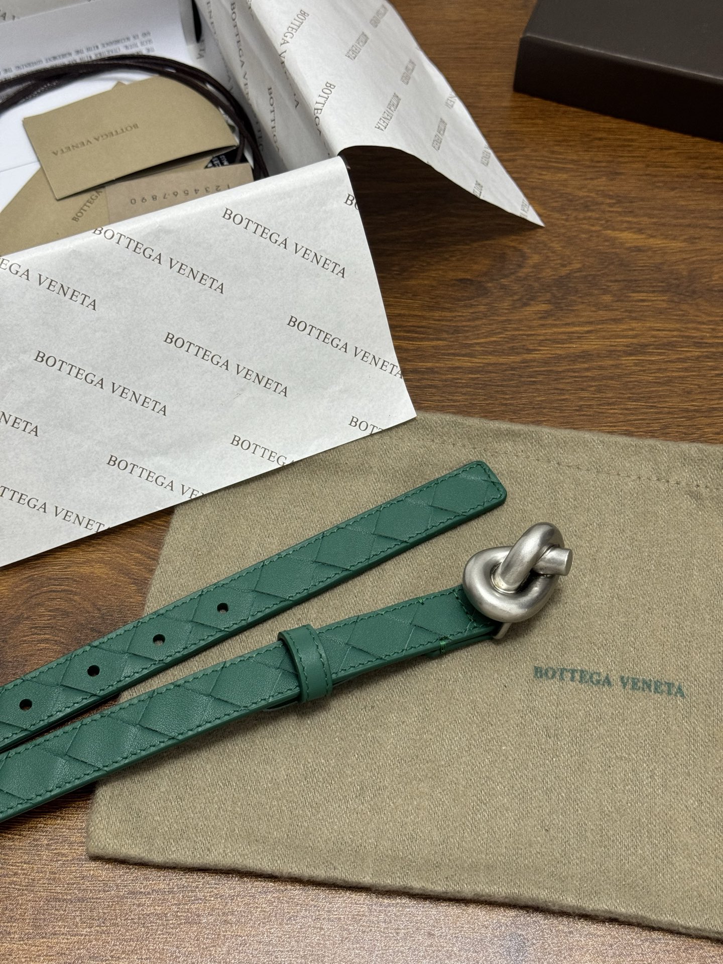 BOTTEGA VENETA 2.0cm 颜色：祖母绿Knot腰带手工编织新款牛皮经典之作每个细节都体现