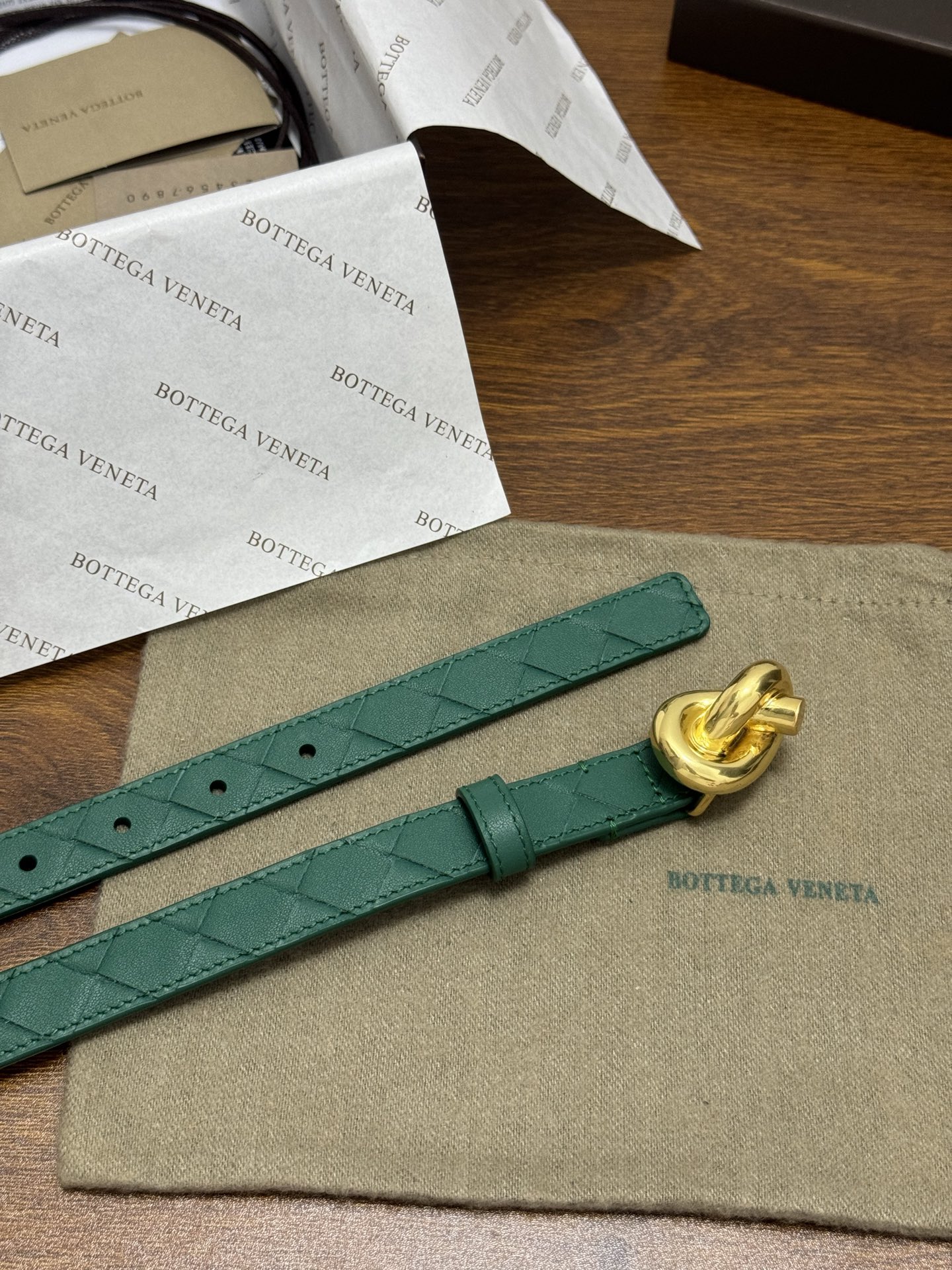 BOTTEGA VENETA 2.0cm 颜色：祖母绿Knot腰带手工编织新款牛皮经典之作每个细节都体现