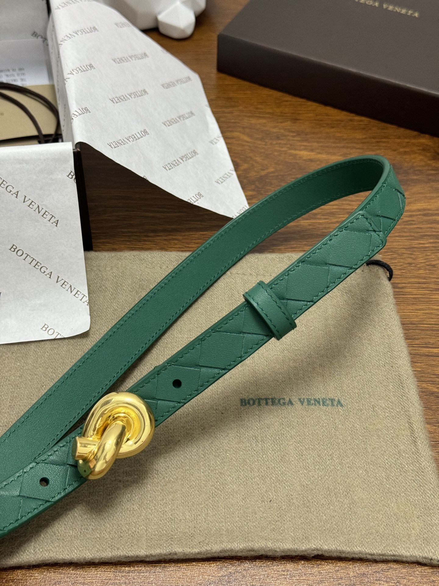 BOTTEGA VENETA 2.0cm 颜色：祖母绿Knot腰带手工编织新款牛皮经典之作每个细节都体现