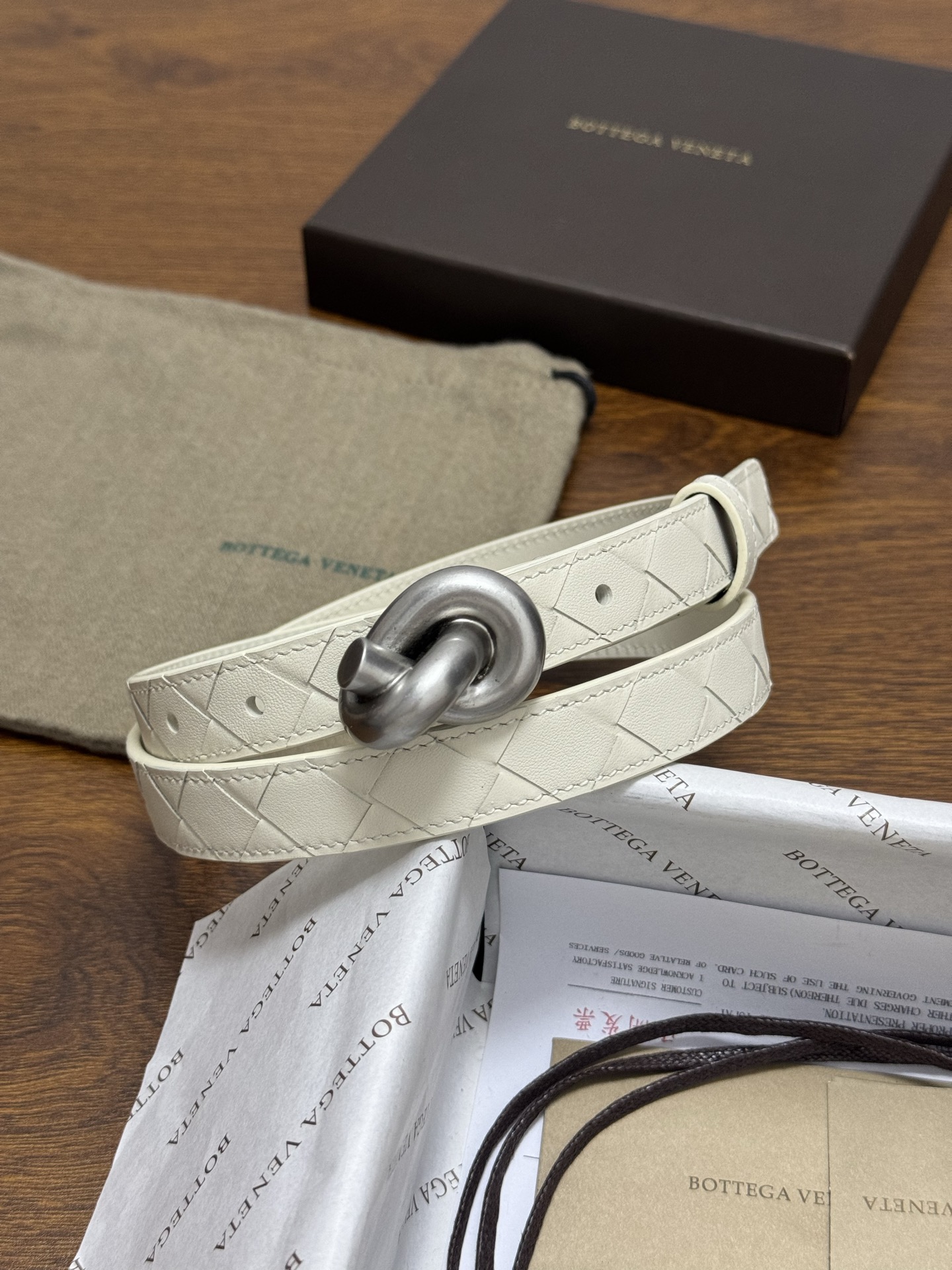 BOTTEGA VENETA 2.0cm 颜色：奶白色Knot腰带手工编织新款牛皮经典之作每个细节都体现