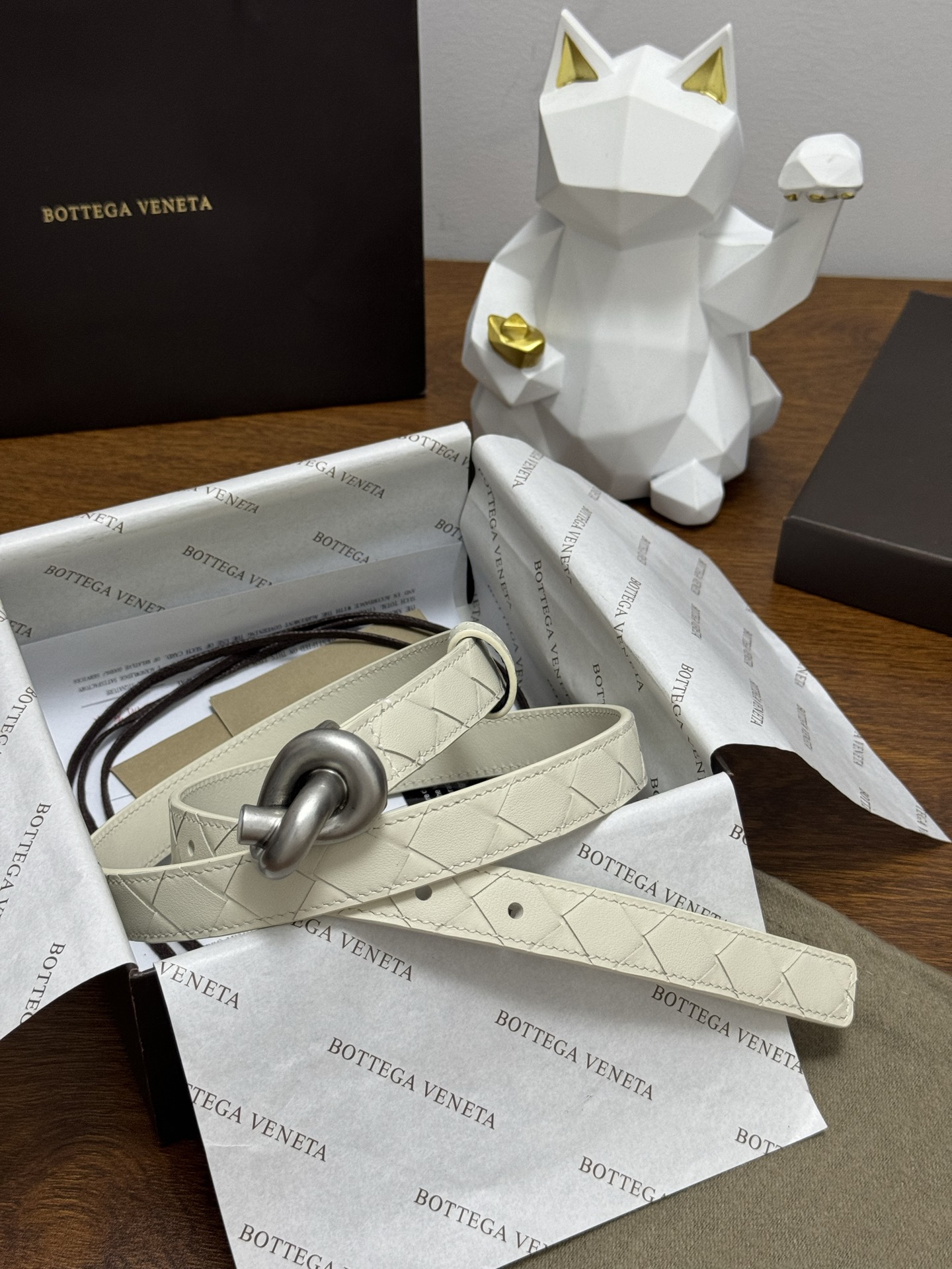 BOTTEGA VENETA 2.0cm 颜色：奶白色Knot腰带手工编织新款牛皮经典之作每个细节都体现