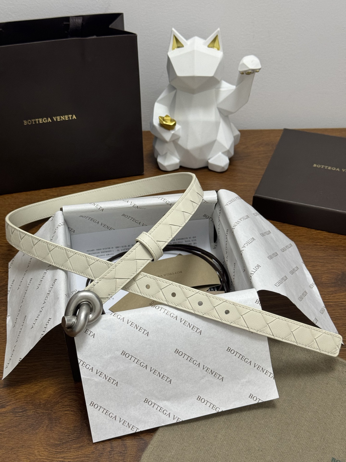 BOTTEGA VENETA 2.0cm 颜色：奶白色Knot腰带手工编织新款牛皮经典之作每个细节都体现