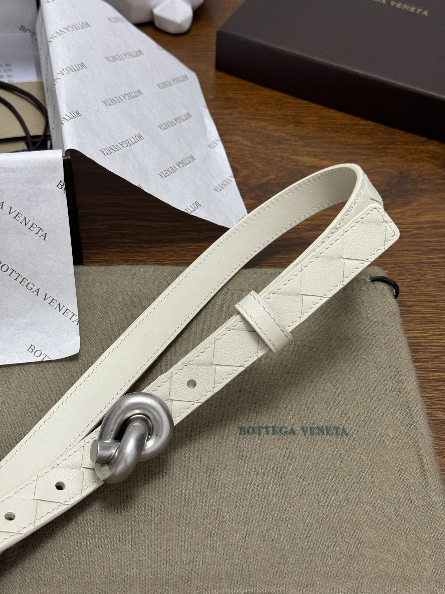 BOTTEGA VENETA 2.0cm 颜色：奶白色Knot腰带手工编织新款牛皮经典之作每个细节都体现