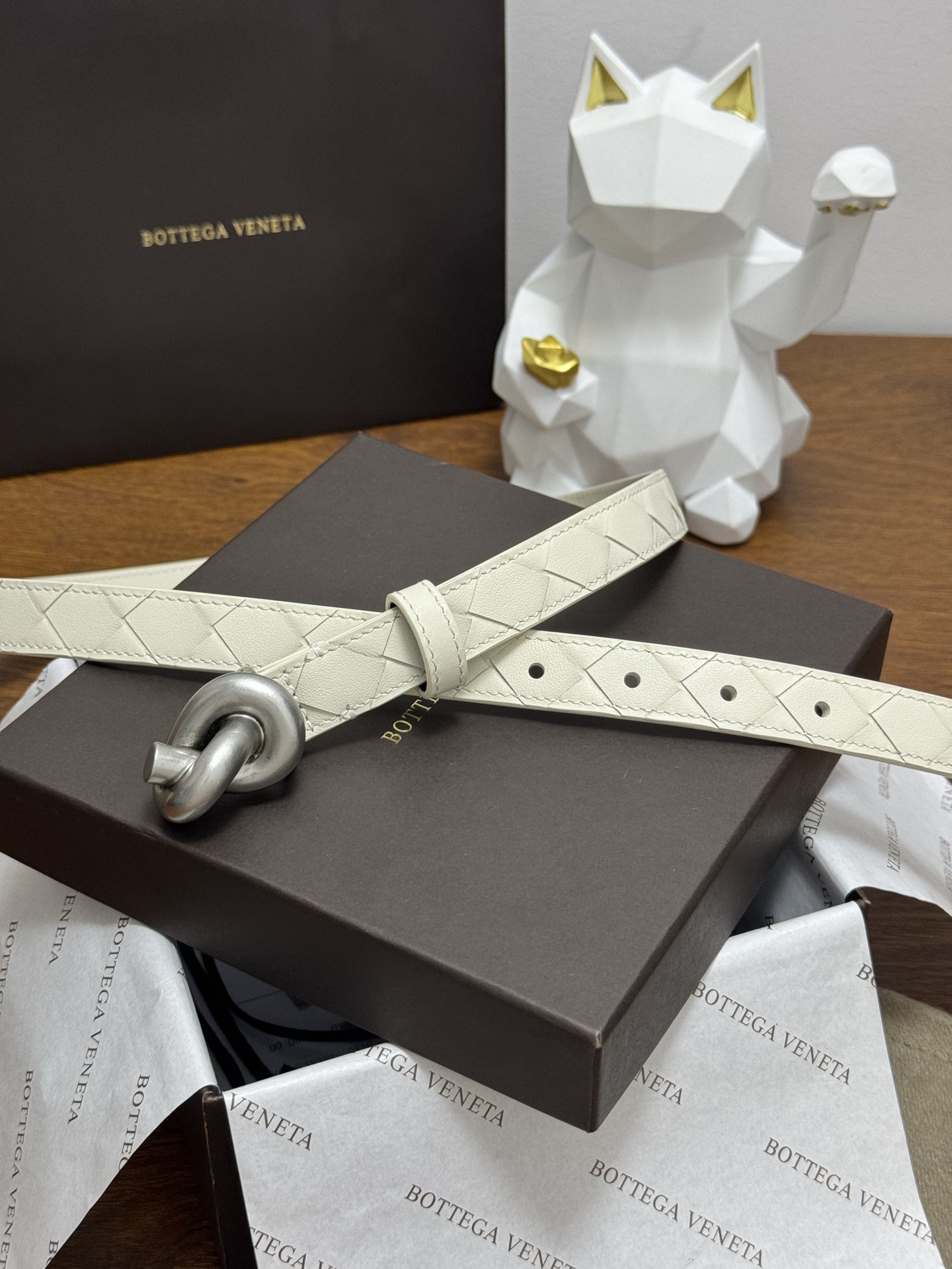 BOTTEGA VENETA 2.0cm 颜色：奶白色Knot腰带手工编织新款牛皮经典之作每个细节都体现