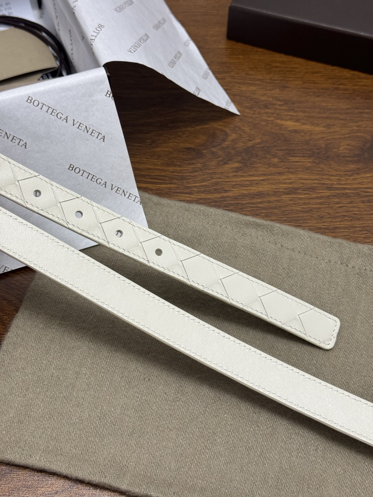 BOTTEGA VENETA 2.0cm 颜色：奶白色Knot腰带手工编织新款牛皮经典之作每个细节都体现