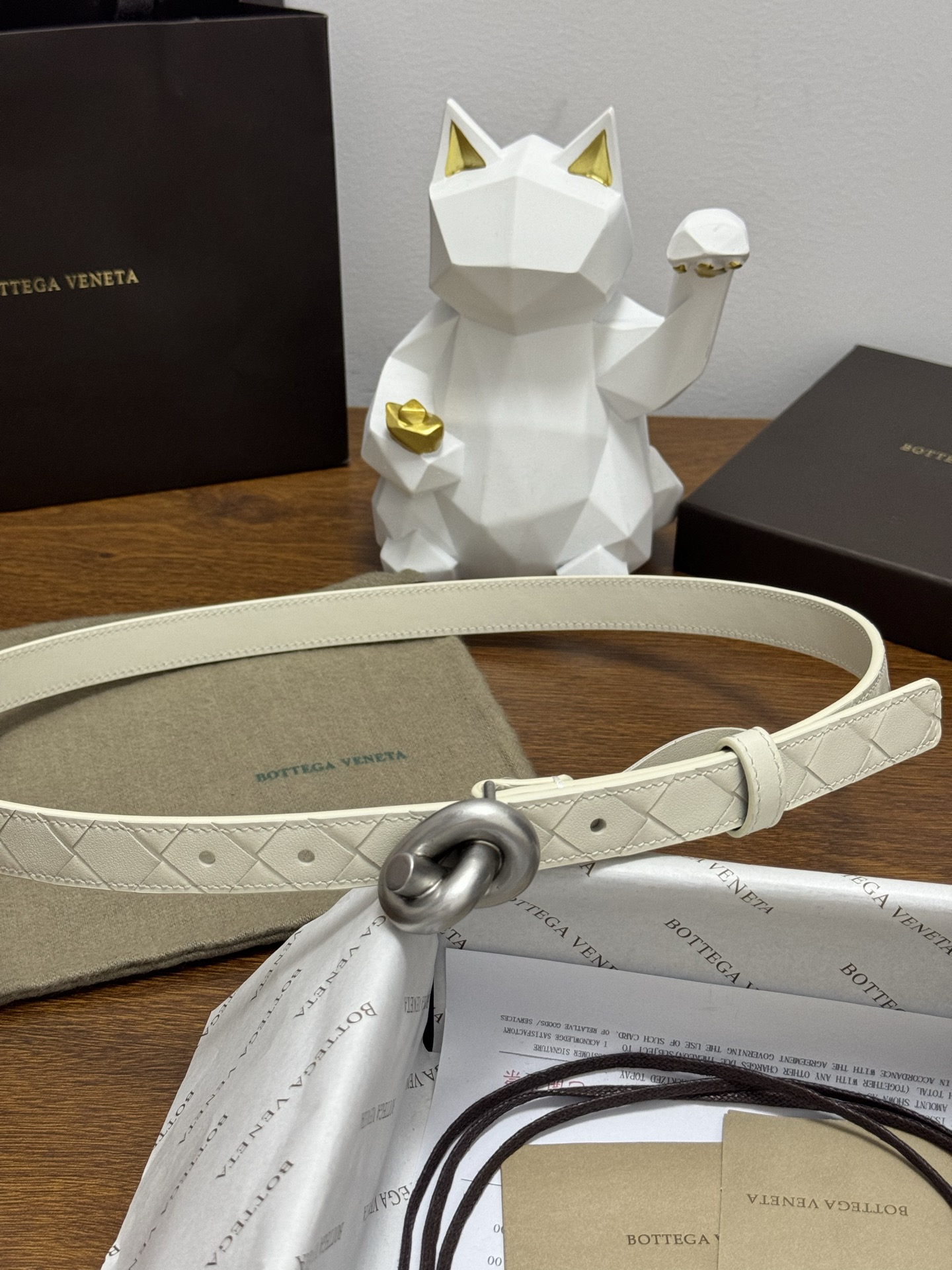 BOTTEGA VENETA 2.0cm 颜色：奶白色Knot腰带手工编织新款牛皮经典之作每个细节都体现