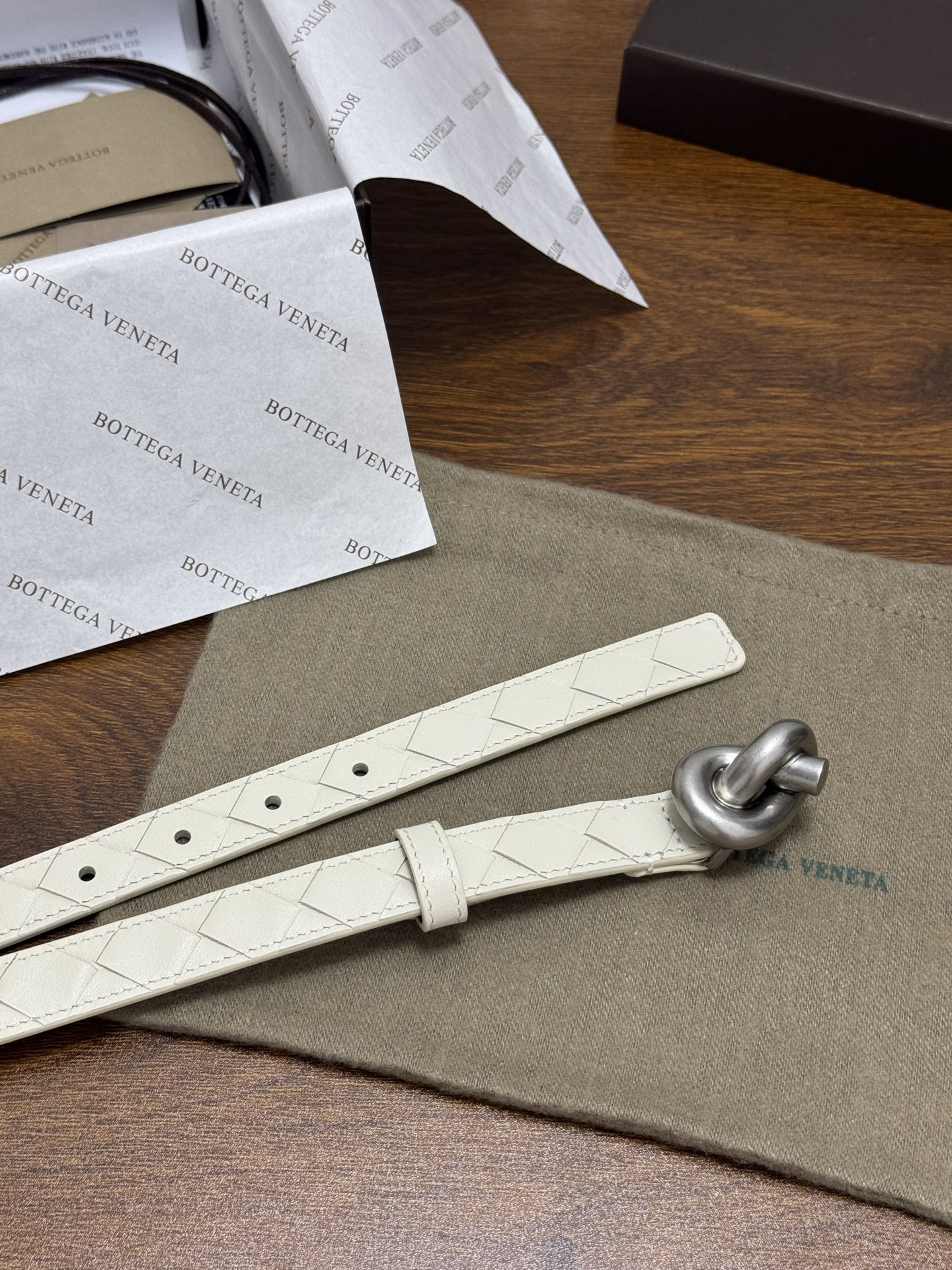 BOTTEGA VENETA 2.0cm 颜色：奶白色Knot腰带手工编织新款牛皮经典之作每个细节都体现