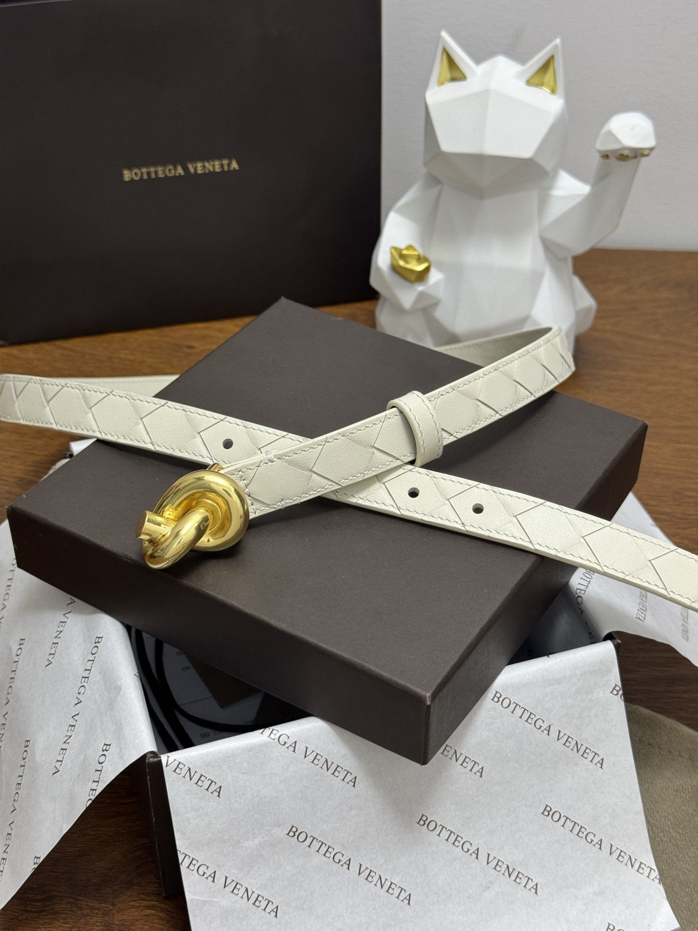 BOTTEGA VENETA 2.0cm 颜色：奶白色Knot腰带手工编织新款牛皮经典之作每个细节都体现