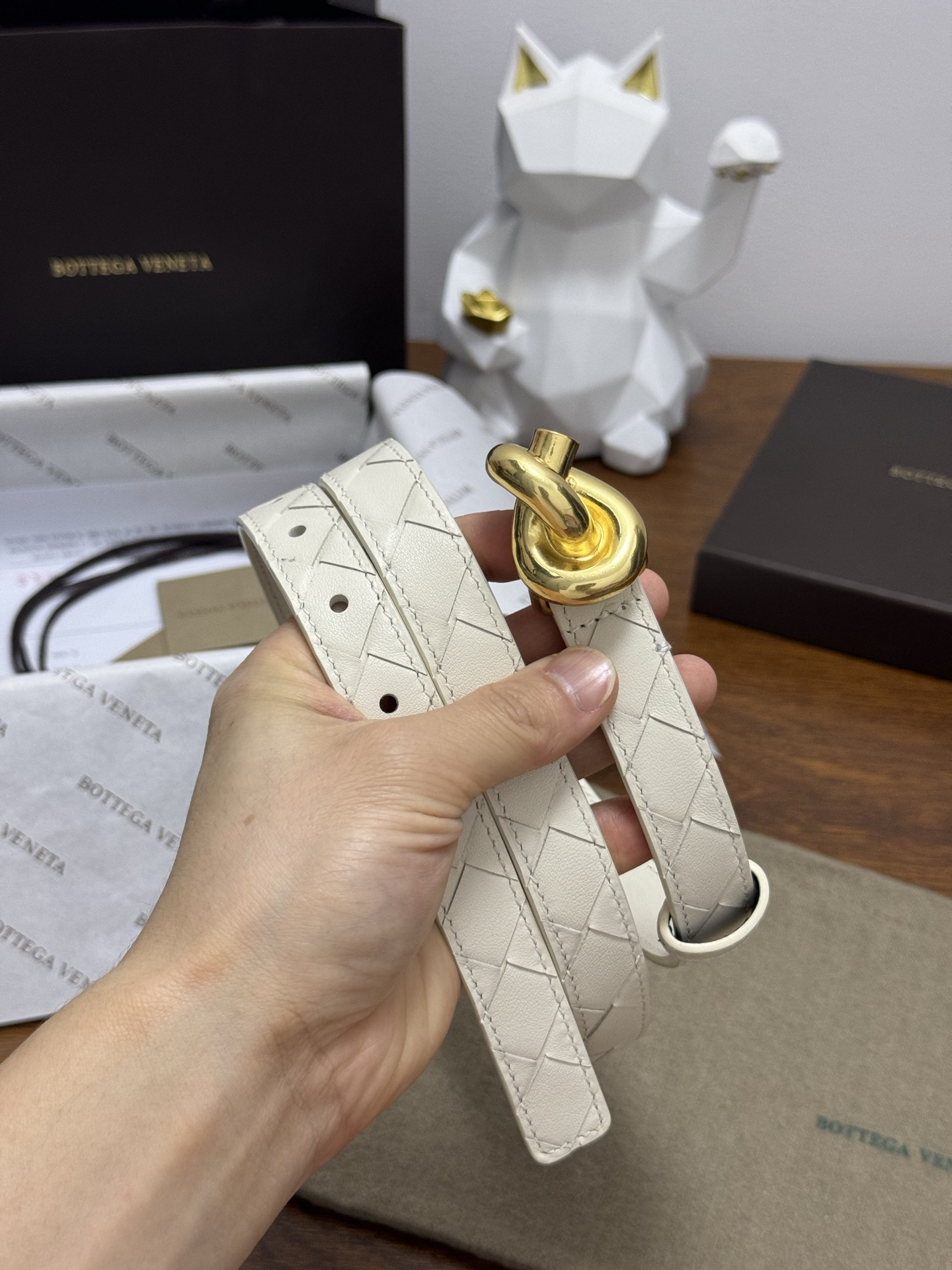 BOTTEGA VENETA 2.0cm 颜色：奶白色Knot腰带手工编织新款牛皮经典之作每个细节都体现