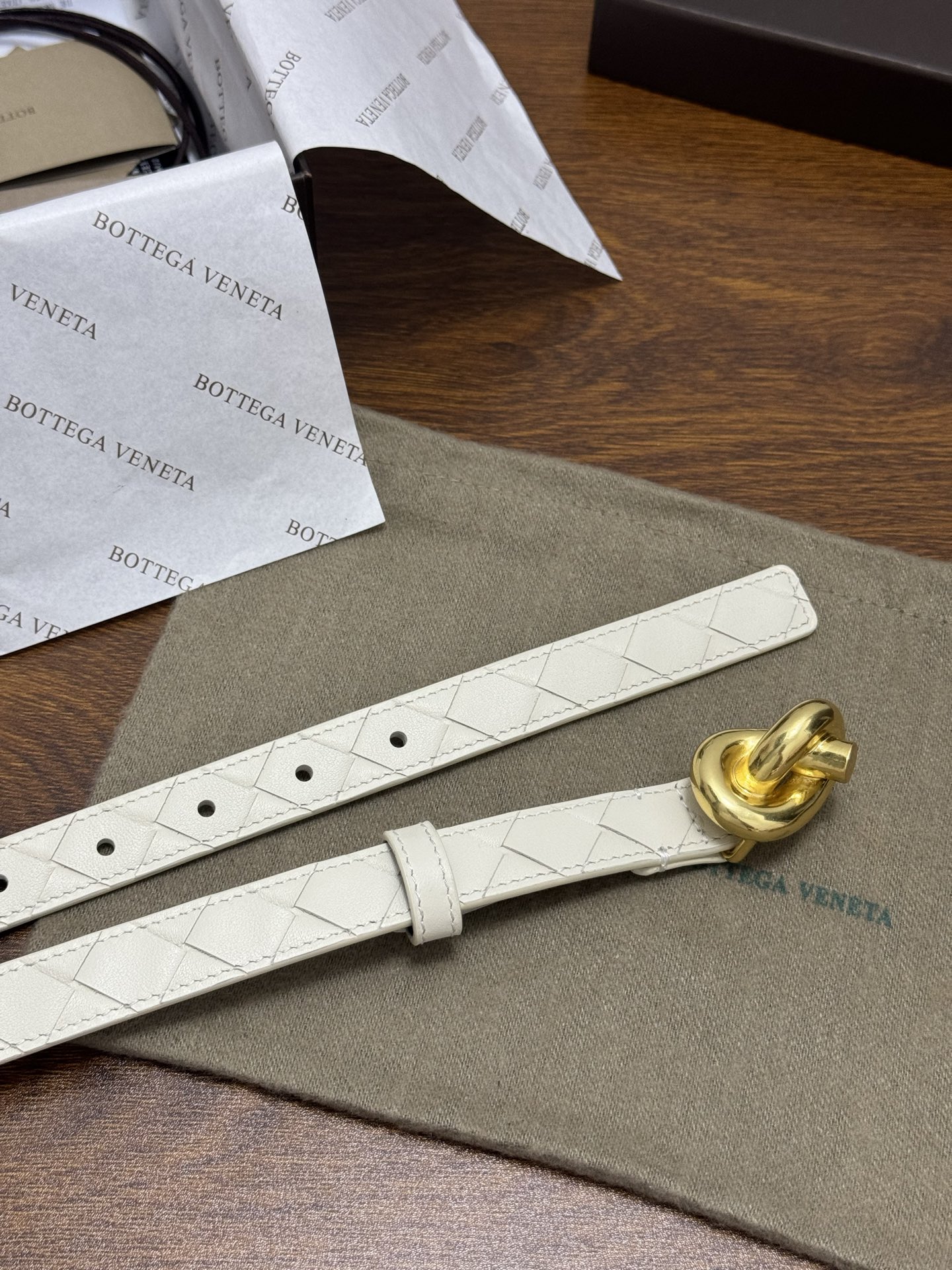 BOTTEGA VENETA 2.0cm 颜色：奶白色Knot腰带手工编织新款牛皮经典之作每个细节都体现
